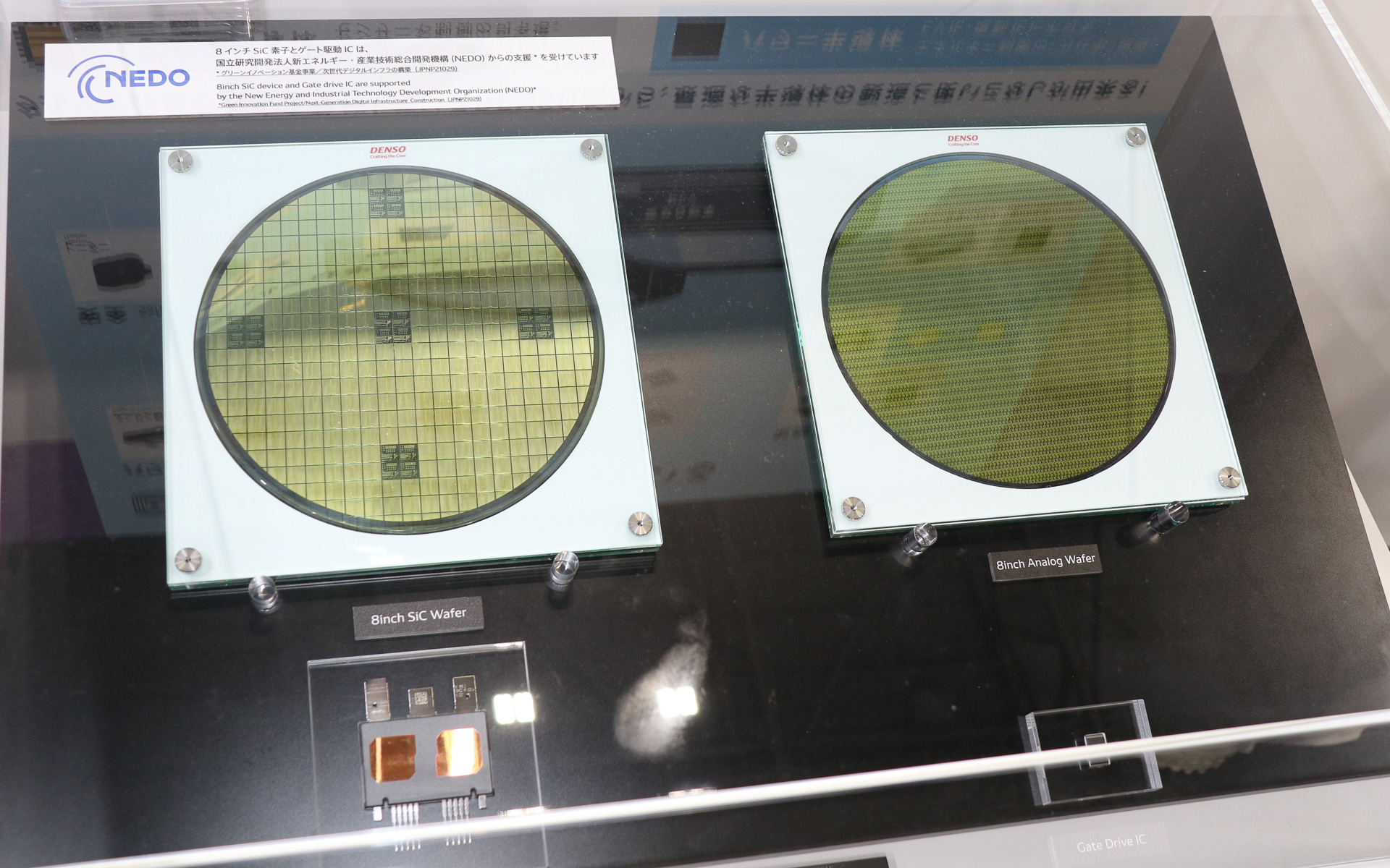 8インチSiCパワー半導体ウェハ（左）と8インチアナログ半導体ウェハ（右）