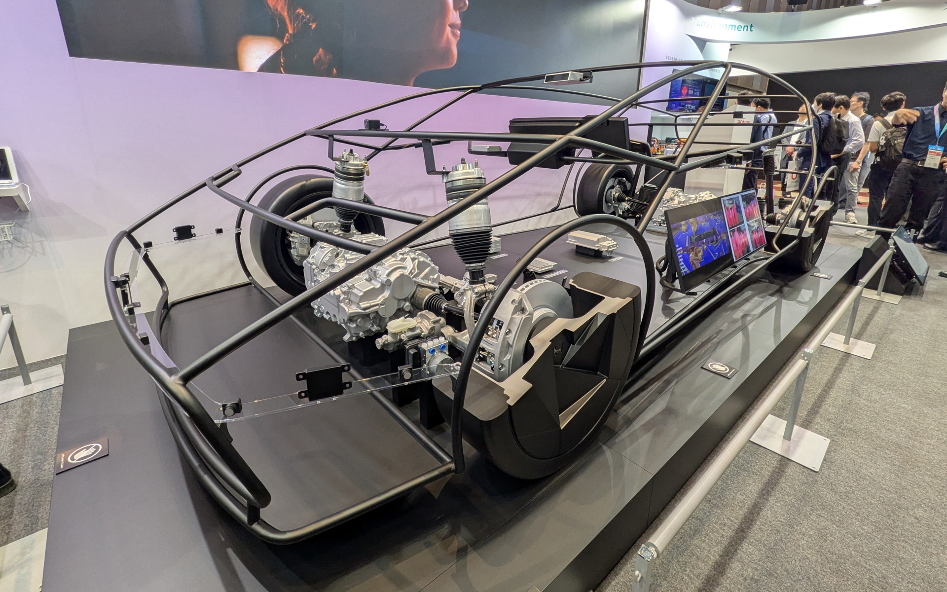 ホンダの新型バッテリEV「0（ゼロ）シリーズ」のサルーンタイプのパイプフレームモデルを展示している