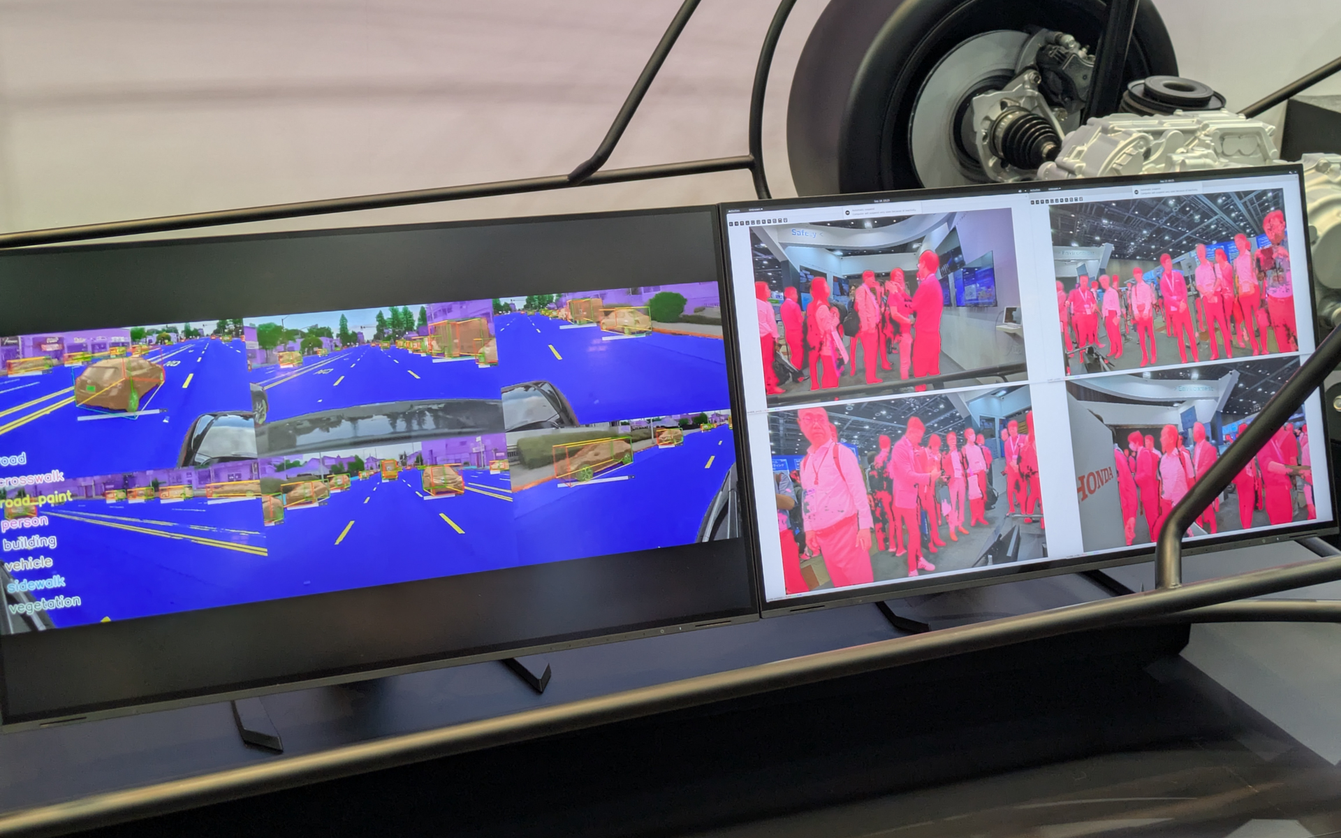 カメラ認識公道実証時動画やワイヤーモデルに装着されたカメラがどのように認識しているかのデモンストレーションを実演している