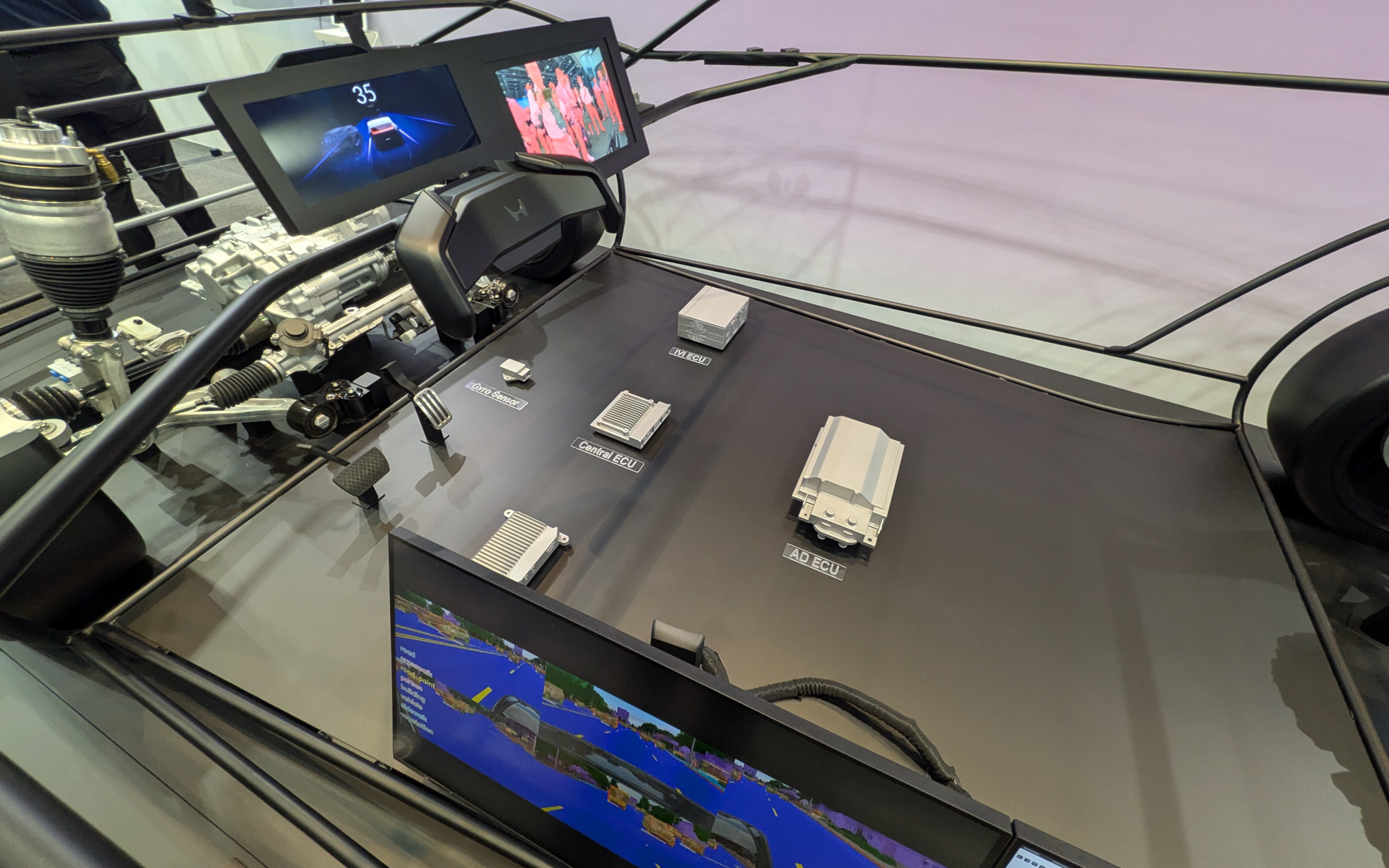 フロアにも次世代ホンダセンシングのユニットが配置されている