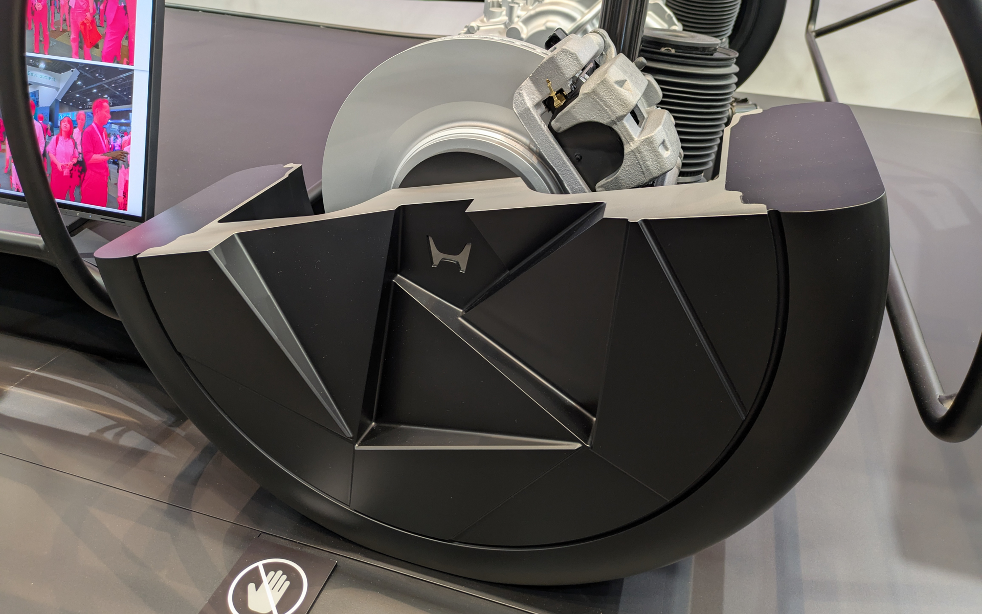 バッテリEVは回生ブレーキを多用することで、従来のブレーキローターがブレーキパッドとの摩擦で発生する熱量を減らすことが可能で、ホイールは穴を開けずにエアロダイナミクスに有利な形状で作る選択肢も出てくるのかもしれない。センターキャップのHマークは新ロゴを採用している