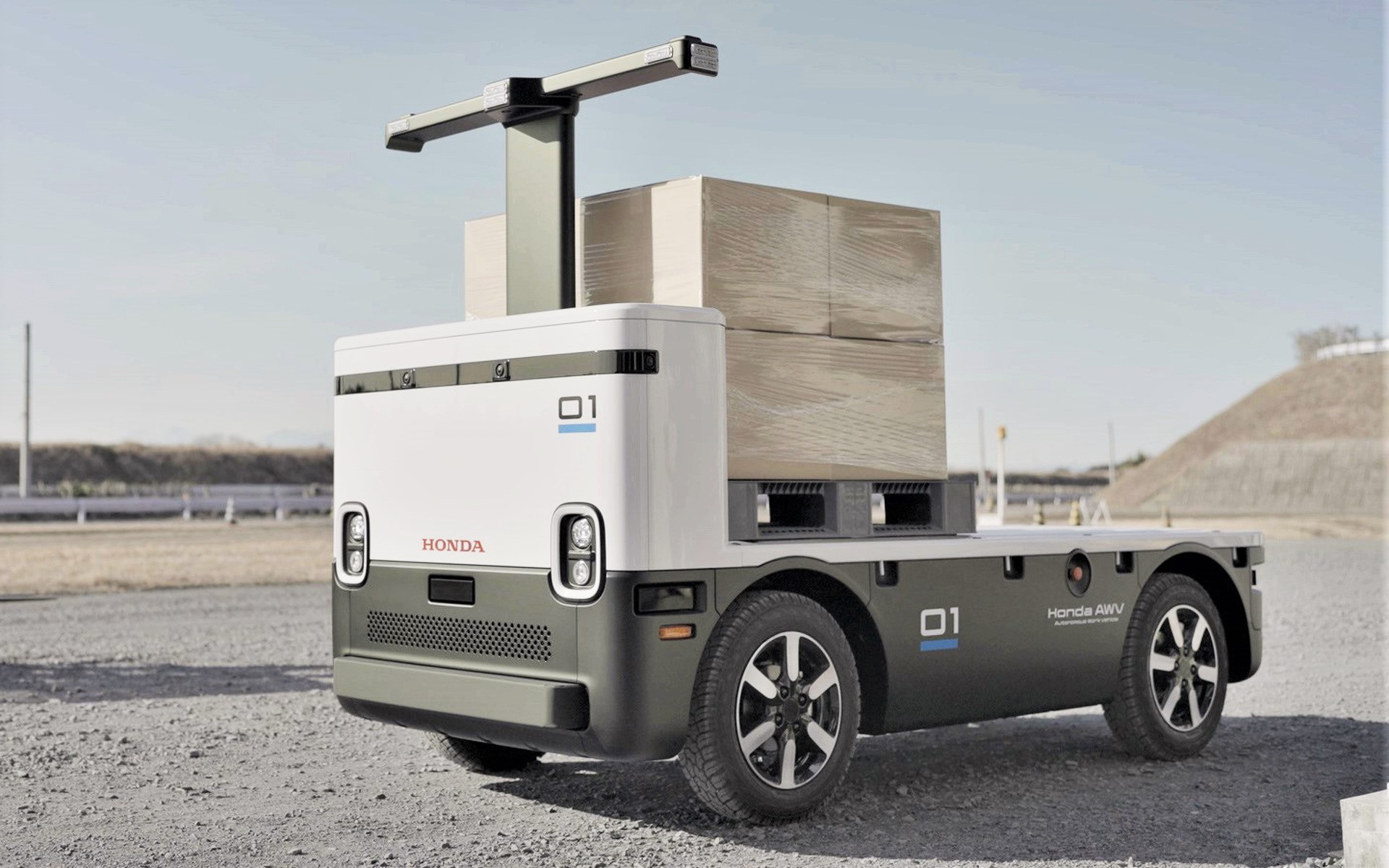 自動運転EV作業車「Autonomous Work Vehicle」のフロントパネルにて国内初採用している