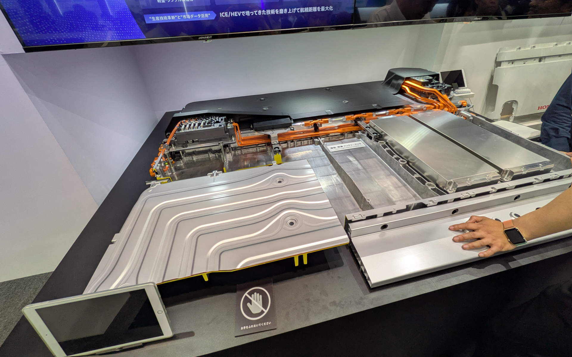 生産技術の革新によって薄型化に成功したバッテリパックも展示している