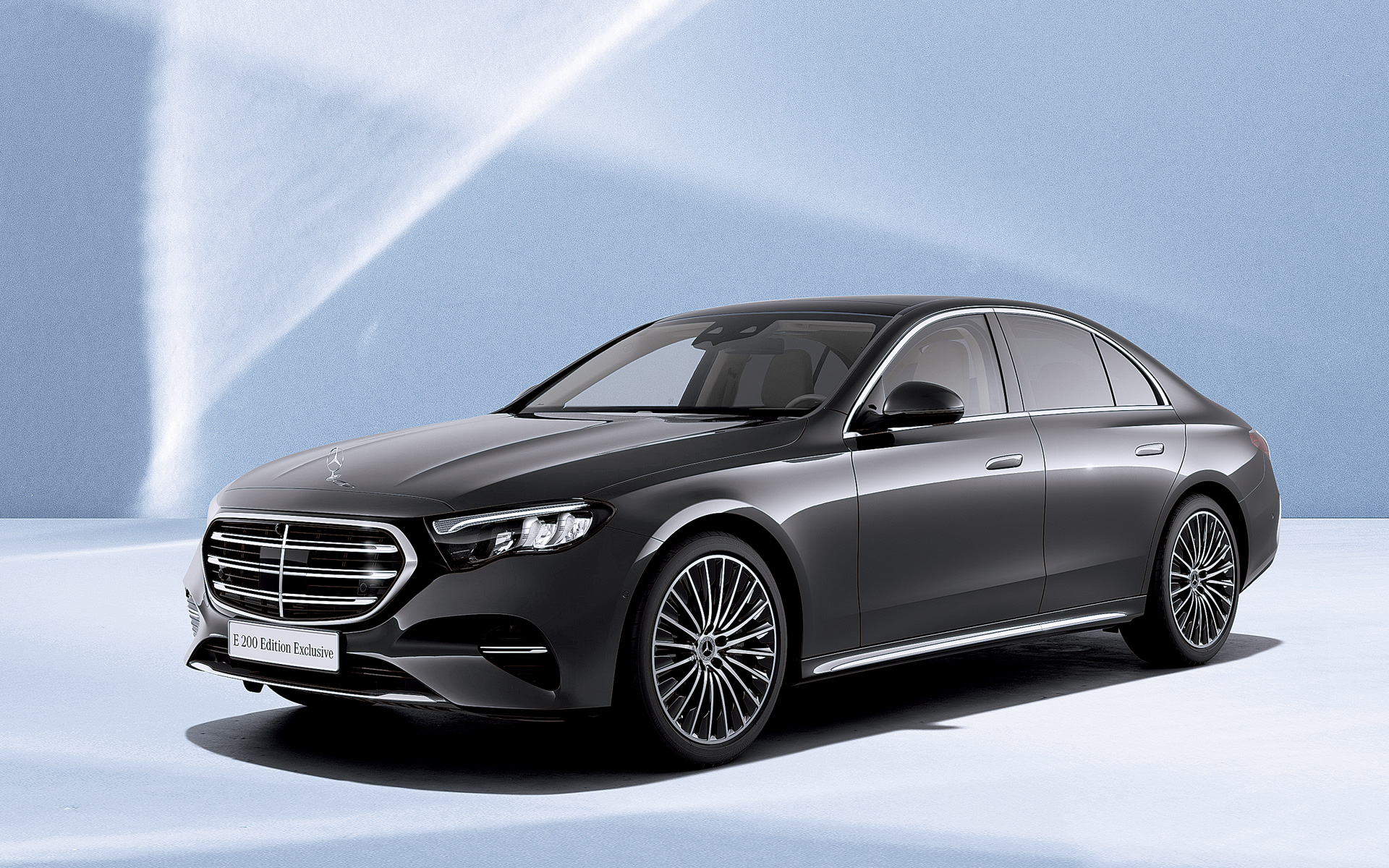 外装色：グラファイトグレー（メタリック）×内装色：本革（マキアートベージュ）