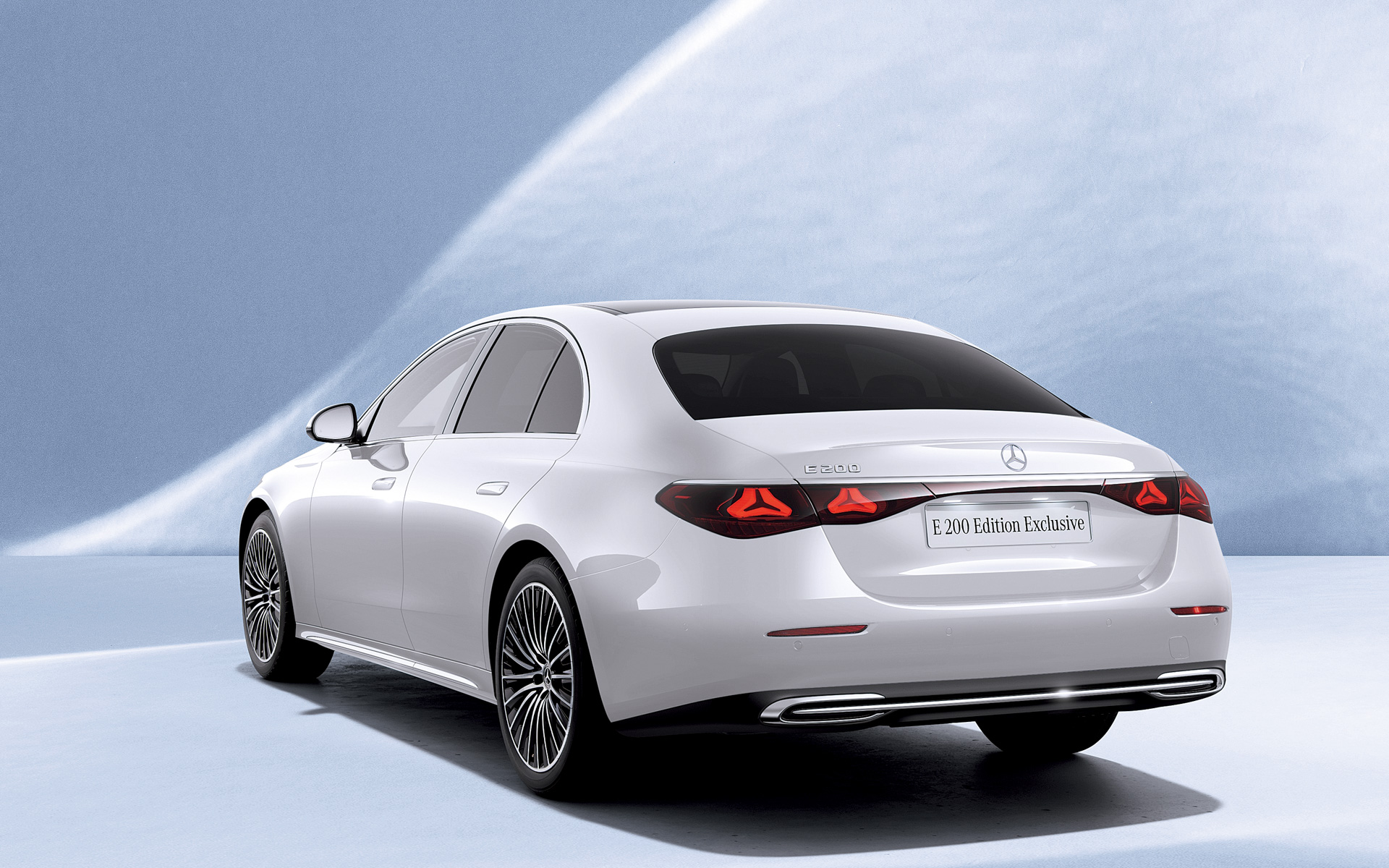 外装色：MANUFAKTURオパリスホワイト（メタリック）×内装色：本革（トンカブラウン）