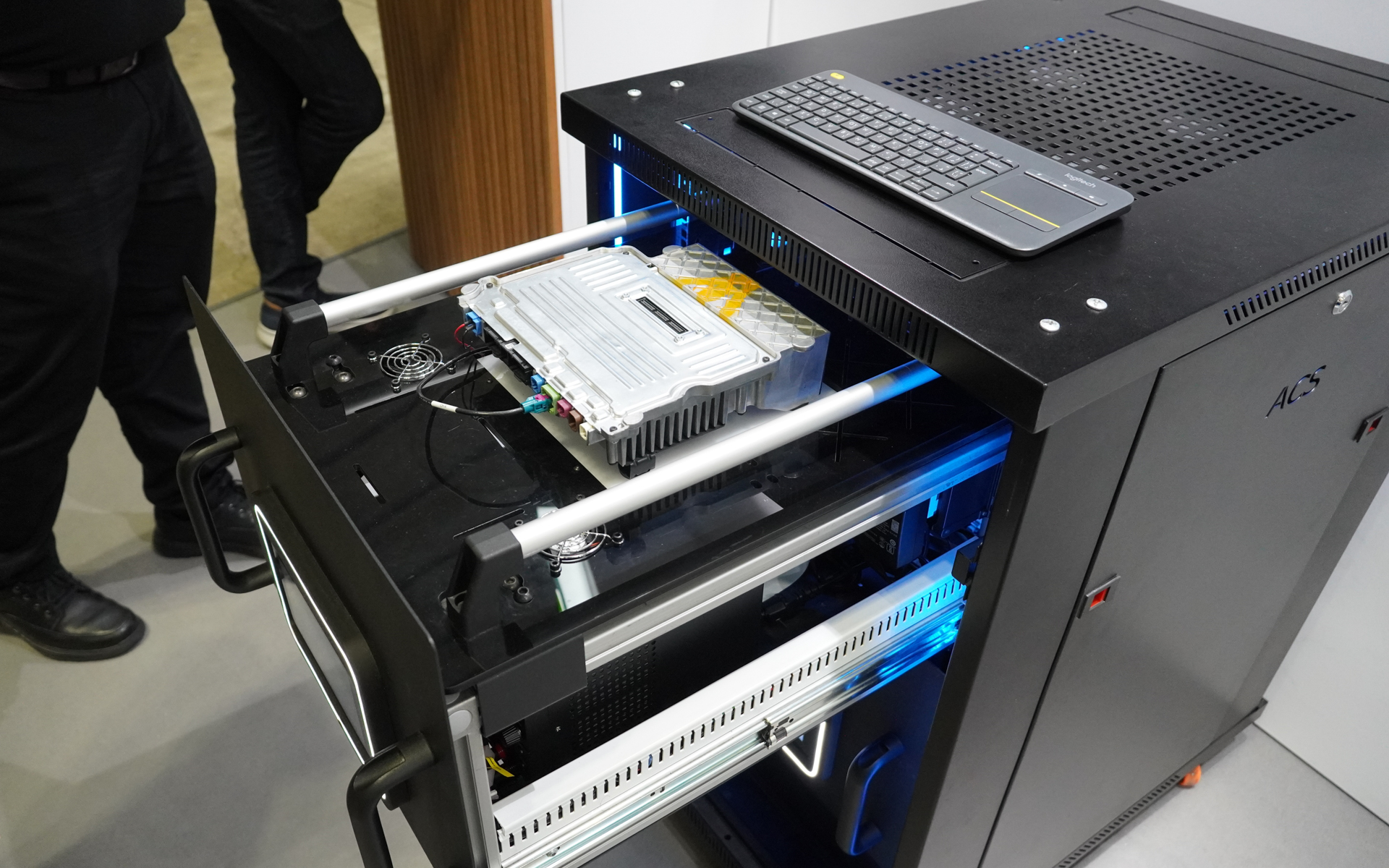 クラウドを構成するサーバーの例。車載のコンピュータと同じものを搭載してシミュレーションする