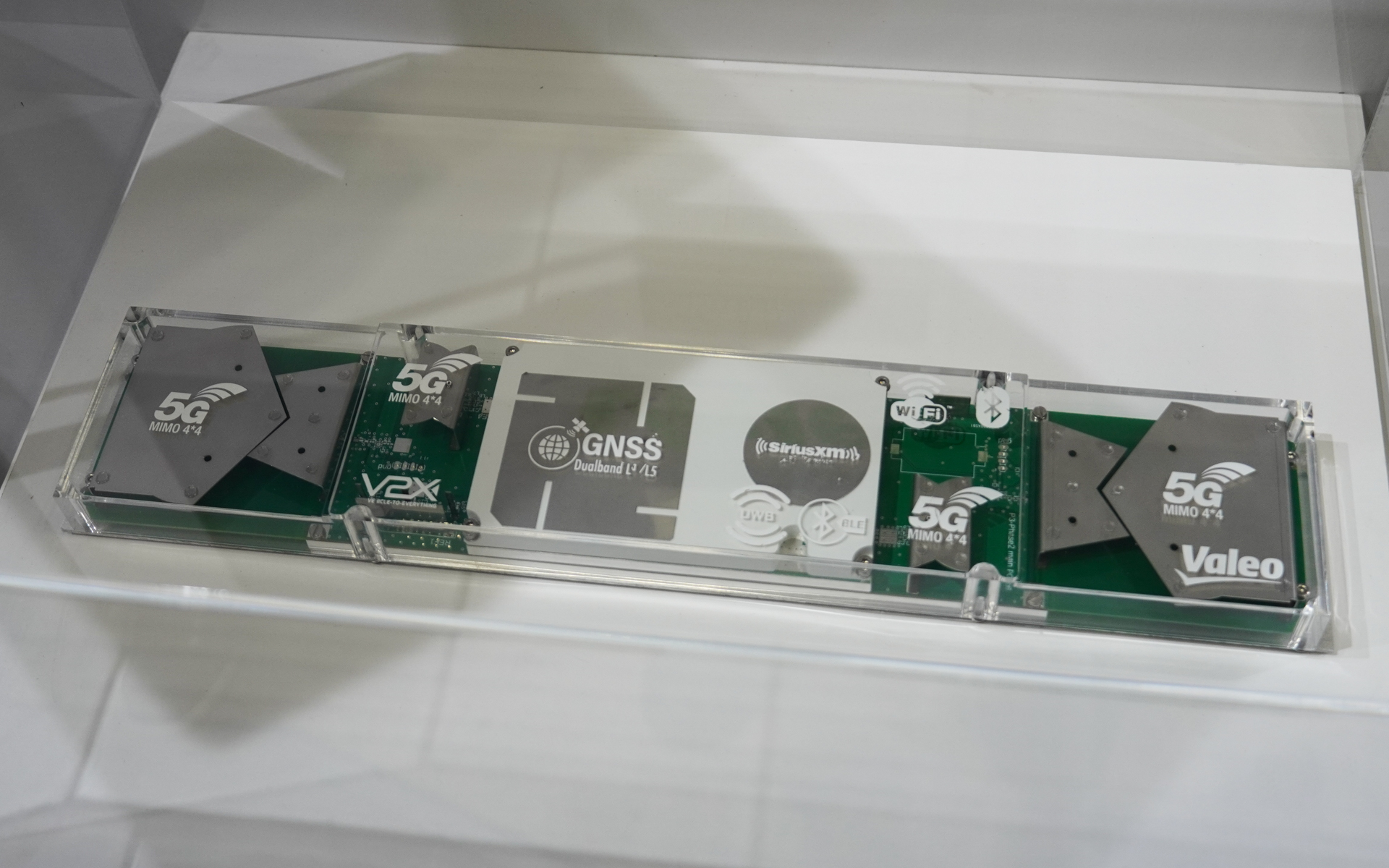 フラットアンテナ統合型テレマティクスコントロールユニット