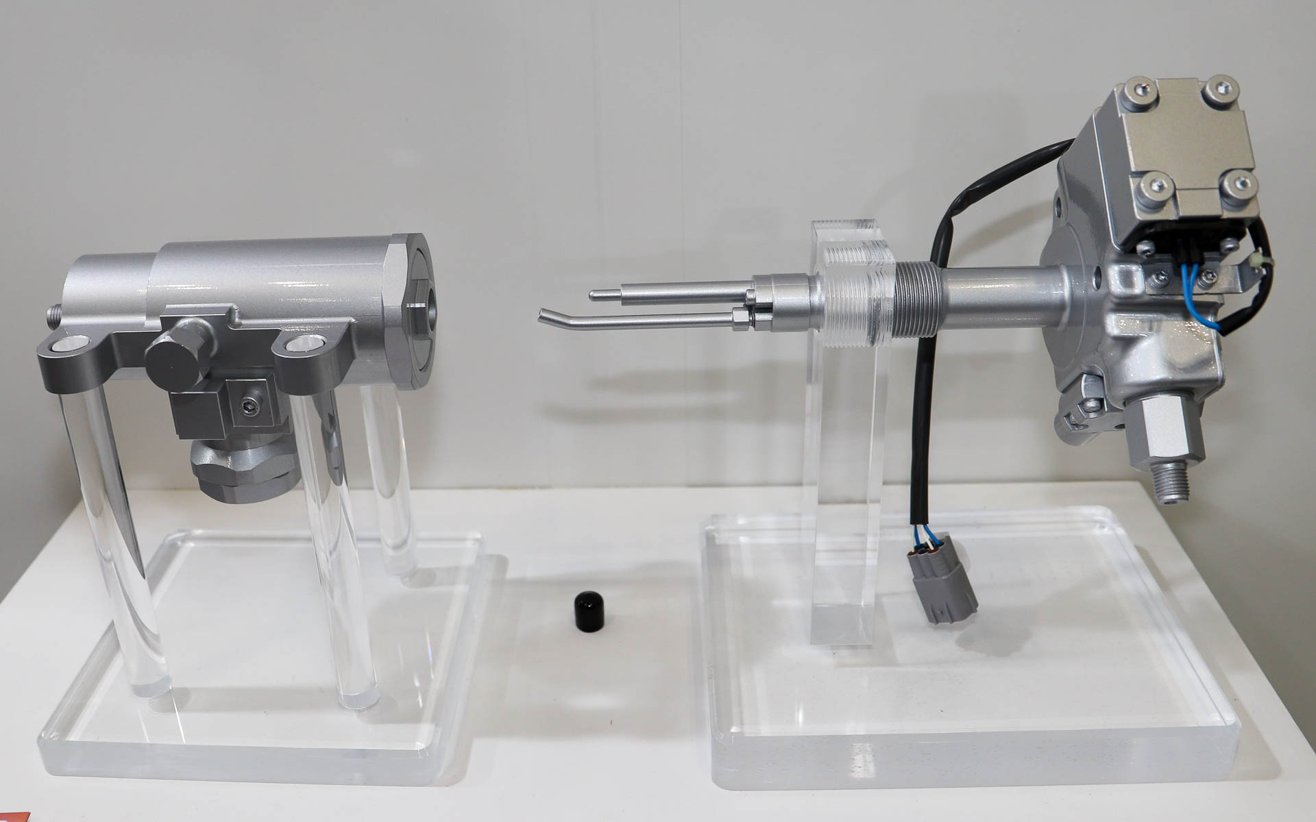 水素エンジン用高圧減圧弁（左）と高圧水素バルブ（右）