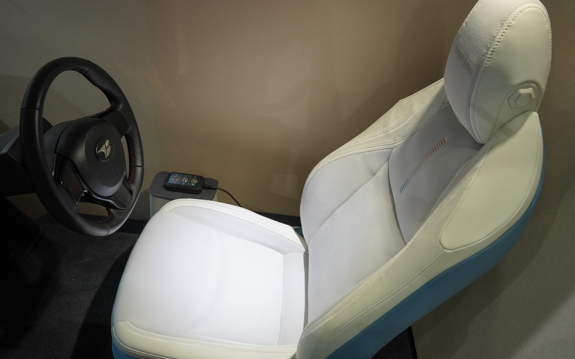 シートにはベンチレーションや首元の送風、空気袋による指圧などの機能があり、これらを組み合わせて効率的な空調を目指す