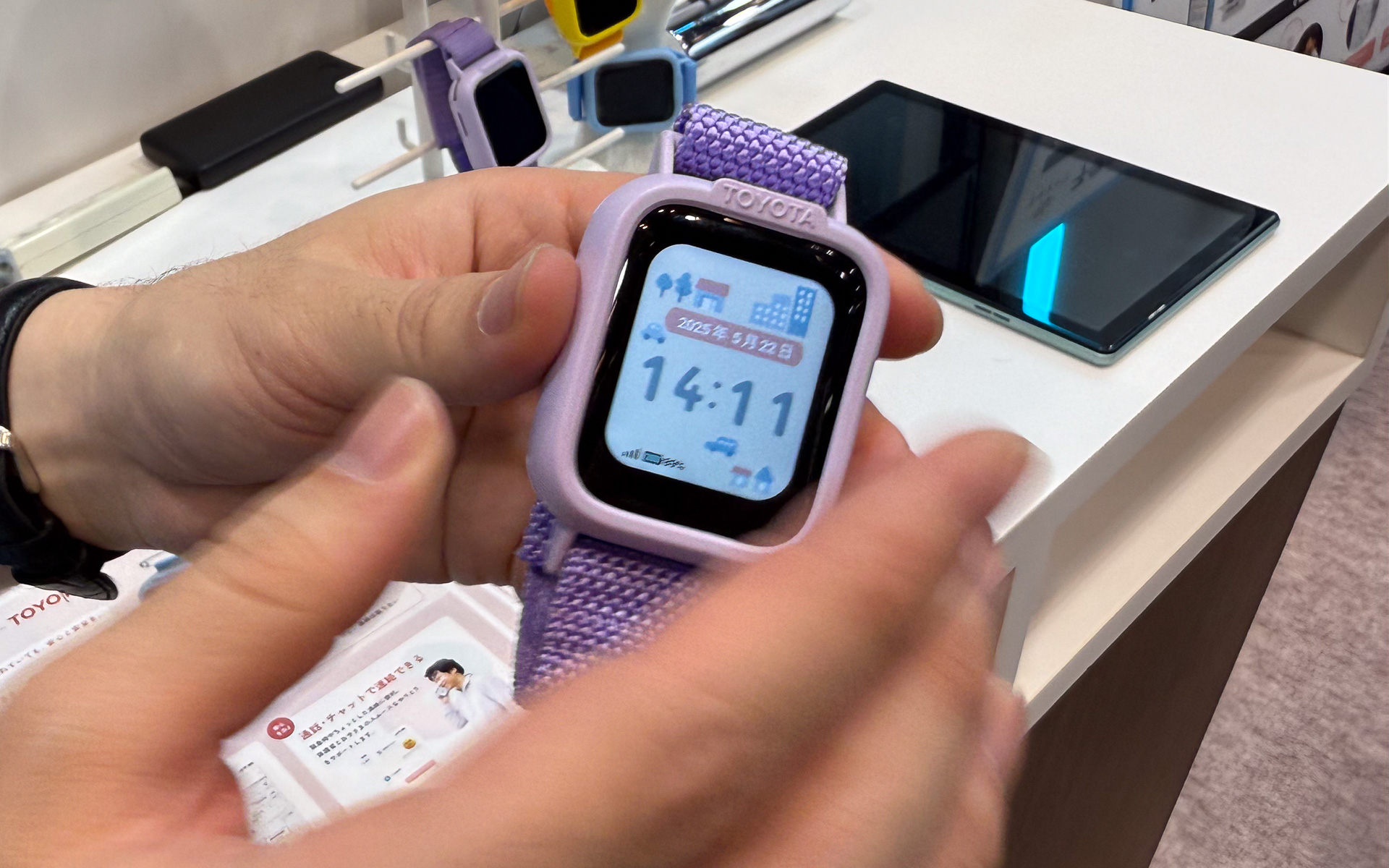 トヨタの「サユー（SayuU）」。やや大きめのスマートウォッチ形状のデバイス。子供の見守りを目的としている