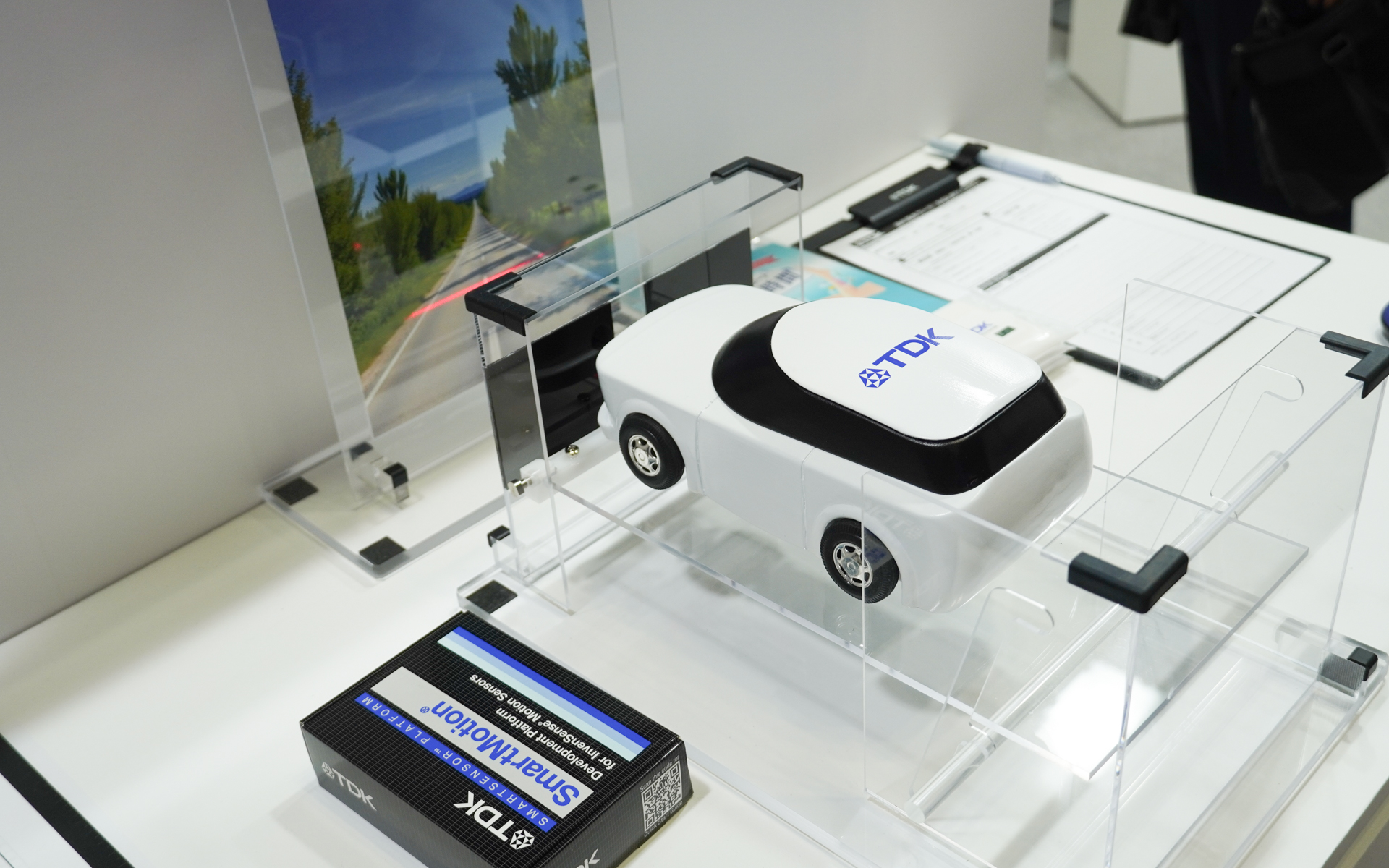 車載用6軸慣性計測ユニットを使ってヘッドライトのオートレベリングをデモ。光軸は赤い線で示していて、クルマの角度を変えると光軸が水平になるように自動調整される