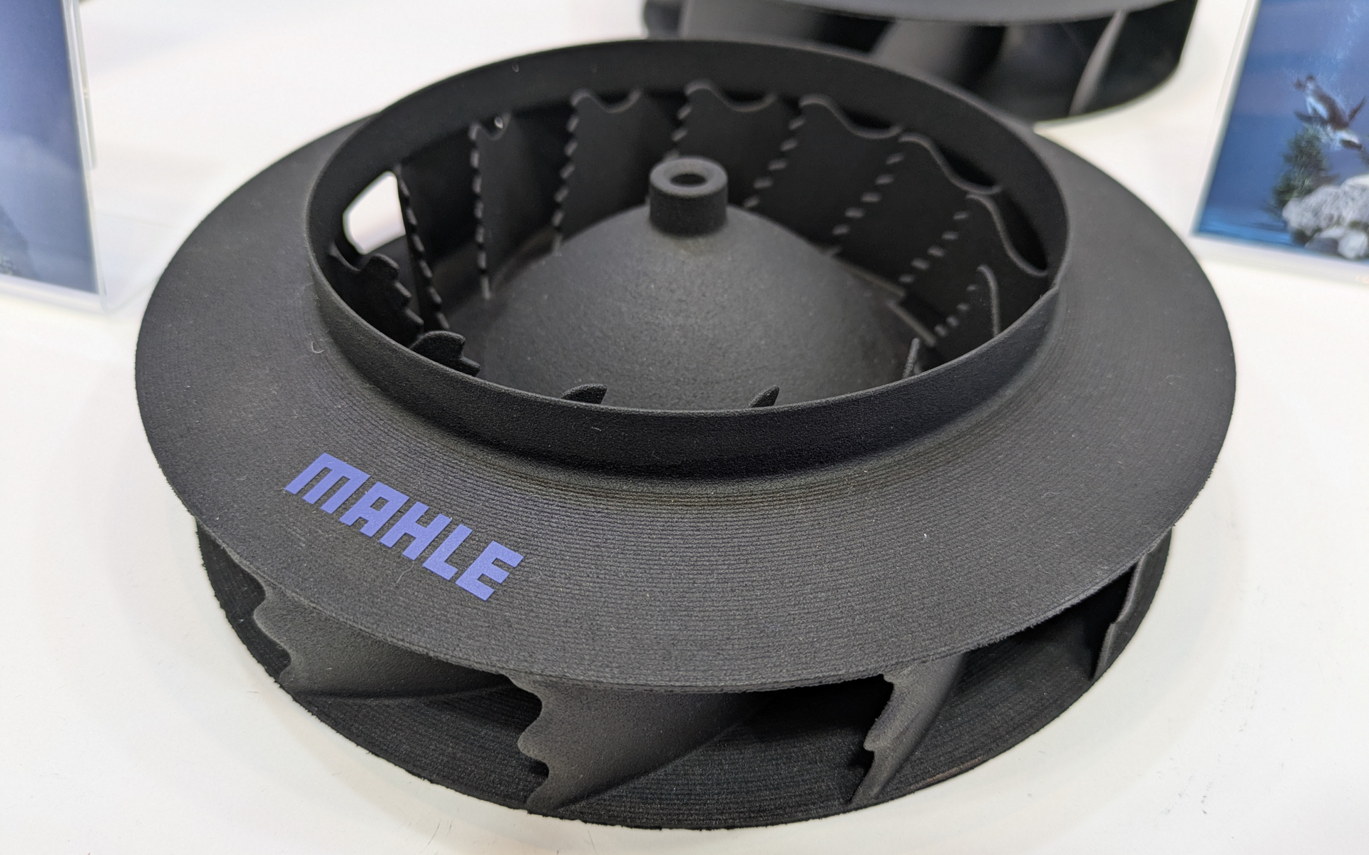 水中を素早く滑空するペンギンのヒレをモデルに空気力学的形状を設計した「バイオニックラジアルブロワー」