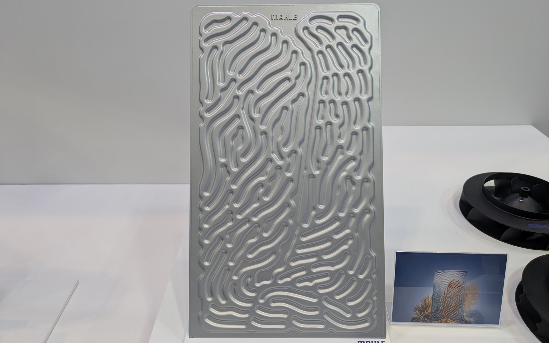 冷却材が通るため水路は立体的になっている