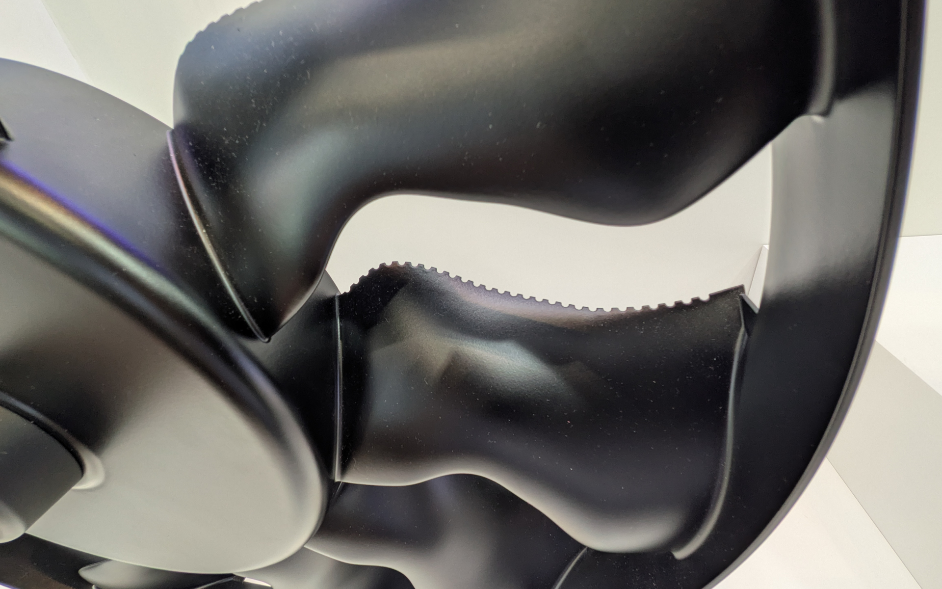 ファンブレードはギザギザ形状となっていて、フクロウのような静粛性を実現