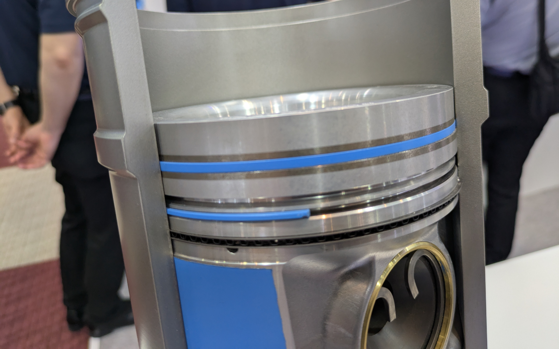 マーレはトラック用水素エンジンのパーツも手掛けている