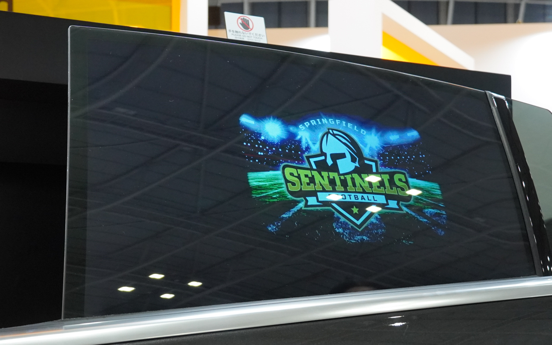 クルマのサイドウィンドウに映像を投影する「ウィンドウプロジェクション」。スポーツチーム情報の表示