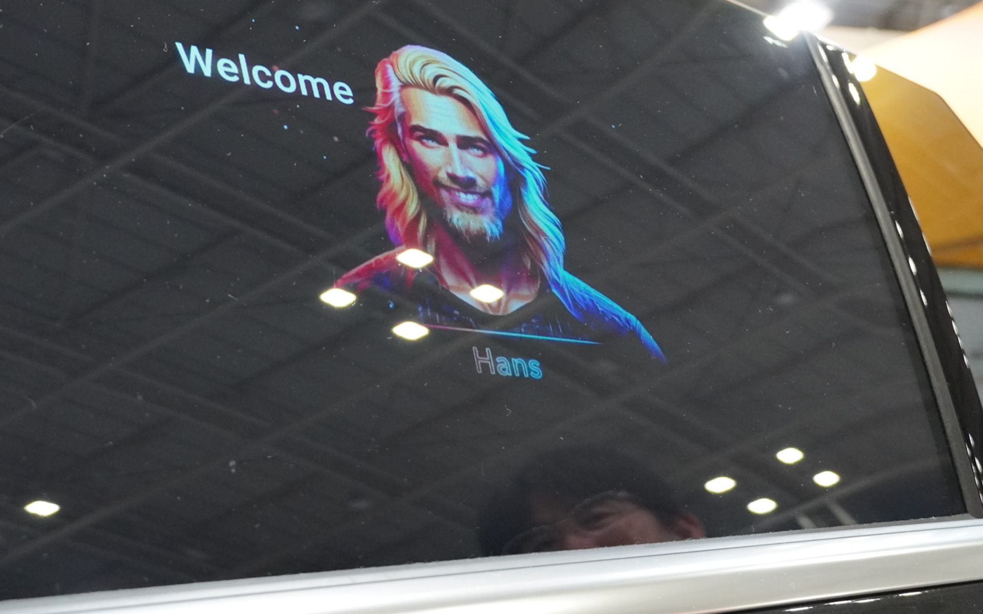 クルマのサイドウィンドウに映像を投影する「ウィンドウプロジェクション」。配車アプリなどで迎車した際のメッセージ