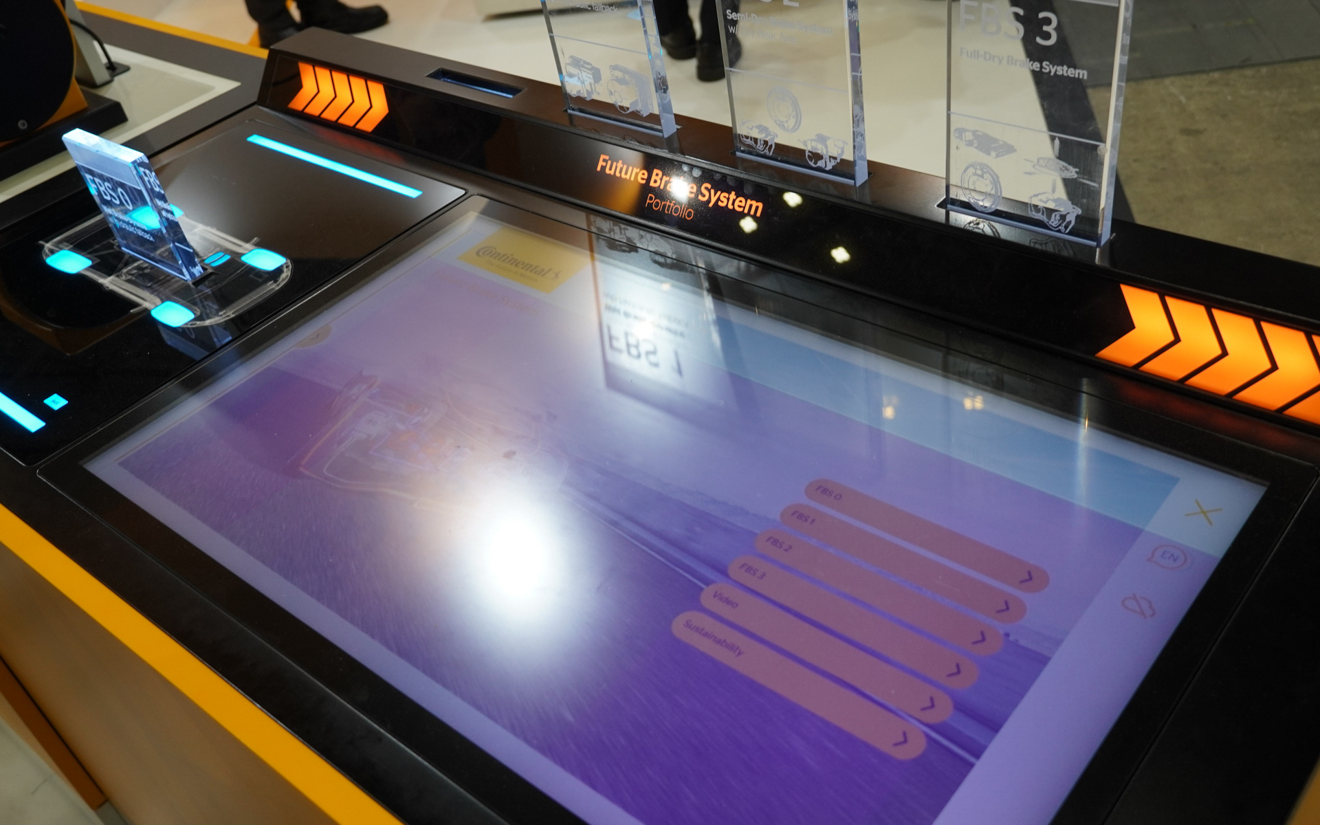 フューチャー・ブレーキ・システムの展示は現物はなく、パネルで説明を見る展示。説明員もいて話を聞くこともできる