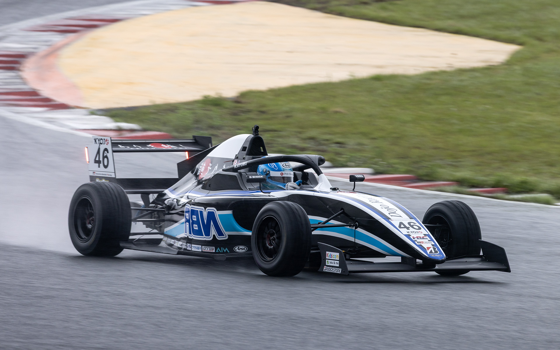 予選を走る永井歩夢選手。ウェットでもわずかにロールしてるのが分かる