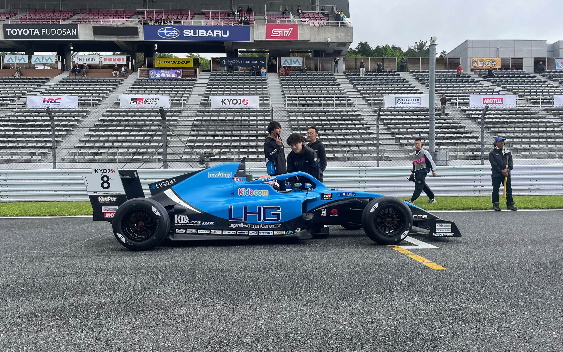 グリッド上のKC-MG01。カーボン製の車体にヘイローを装備して安全面に配慮されている。ドライバーは佐々木藍咲選手。スプリントでは7位