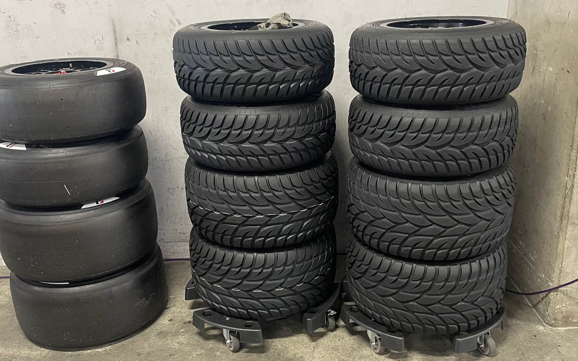 ブリヂストンが供給するウェットとドライのスリックタイヤ。ウェットはかなりの深溝で小雨の予選では使われた。富士の雨に注力したタイヤみたい