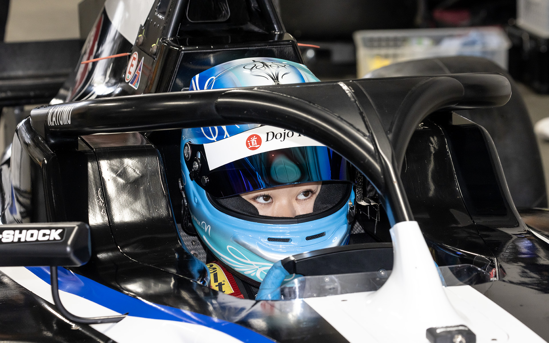 コックピットの永井選手。いつものフンワカした印象からレーシングドライバーの目になった永井歩夢選手。スプリントは5位だった