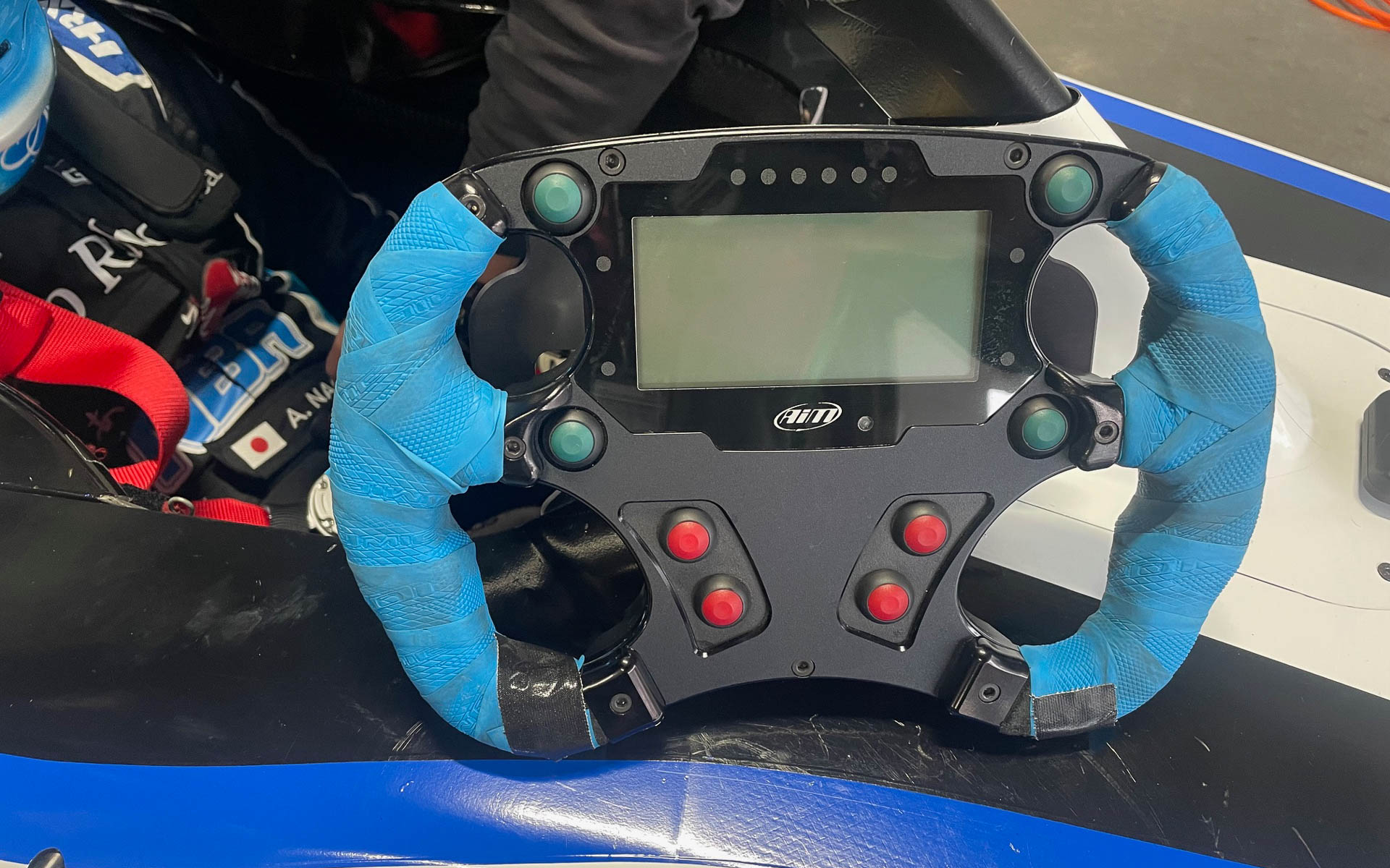 取り付け前のステアリング。パワーステアリングはない。「それほど重くはないです」とは永井選手のコメント