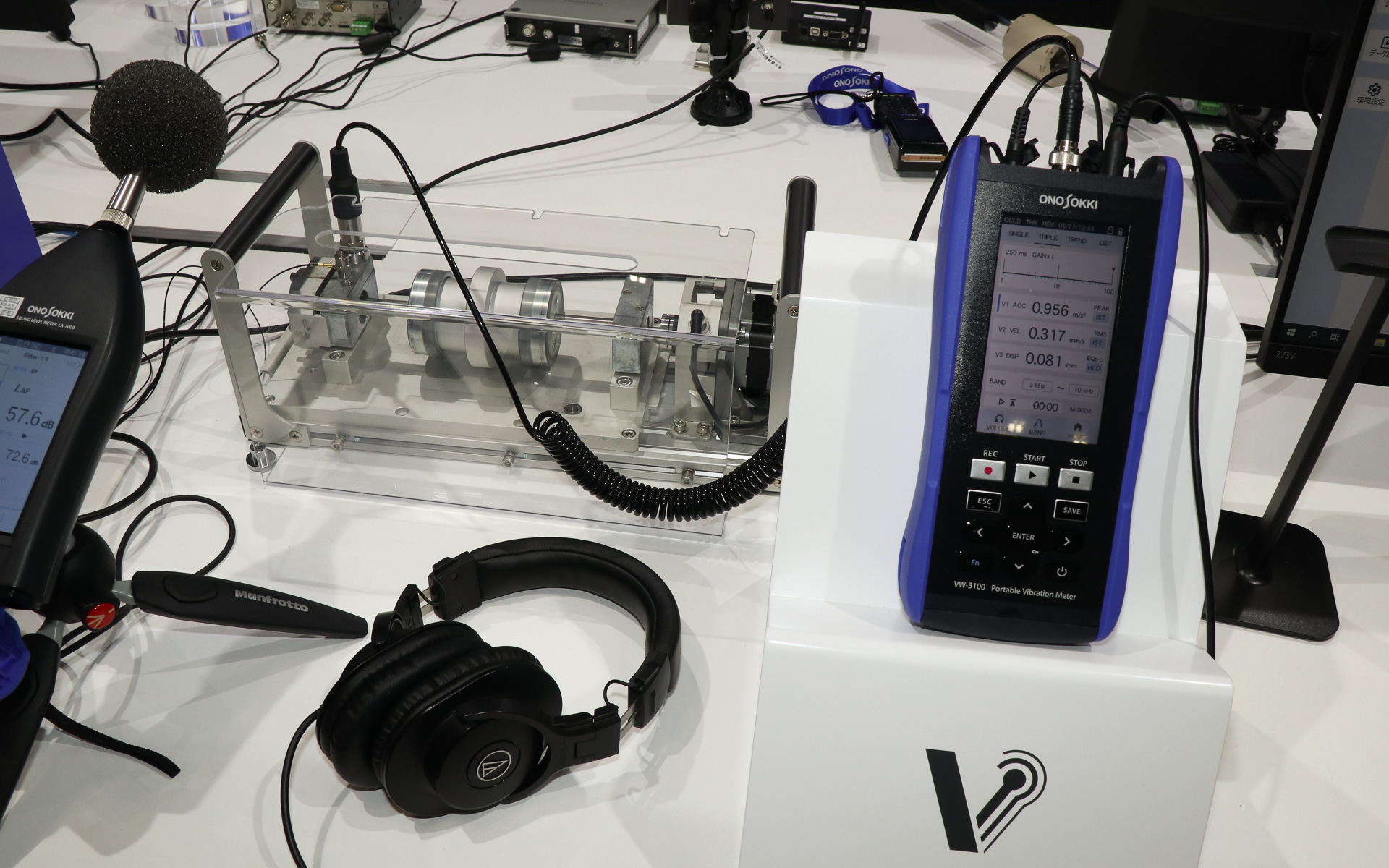 ブースでは異常が出はじめた機械をVW-3100で計測し、「可変バンドパスフィルター」で変換された音の違いをヘッドホンで体験するデモも行なわれた