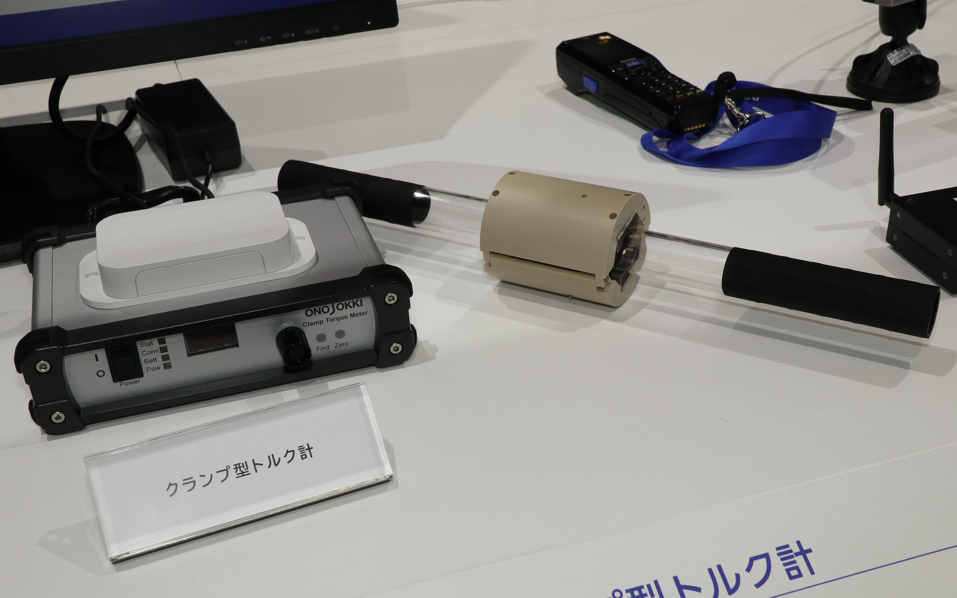 アクリルパイプを挟み込んでいるのがトルクセンサー。2個セット、または4個セットで販売される