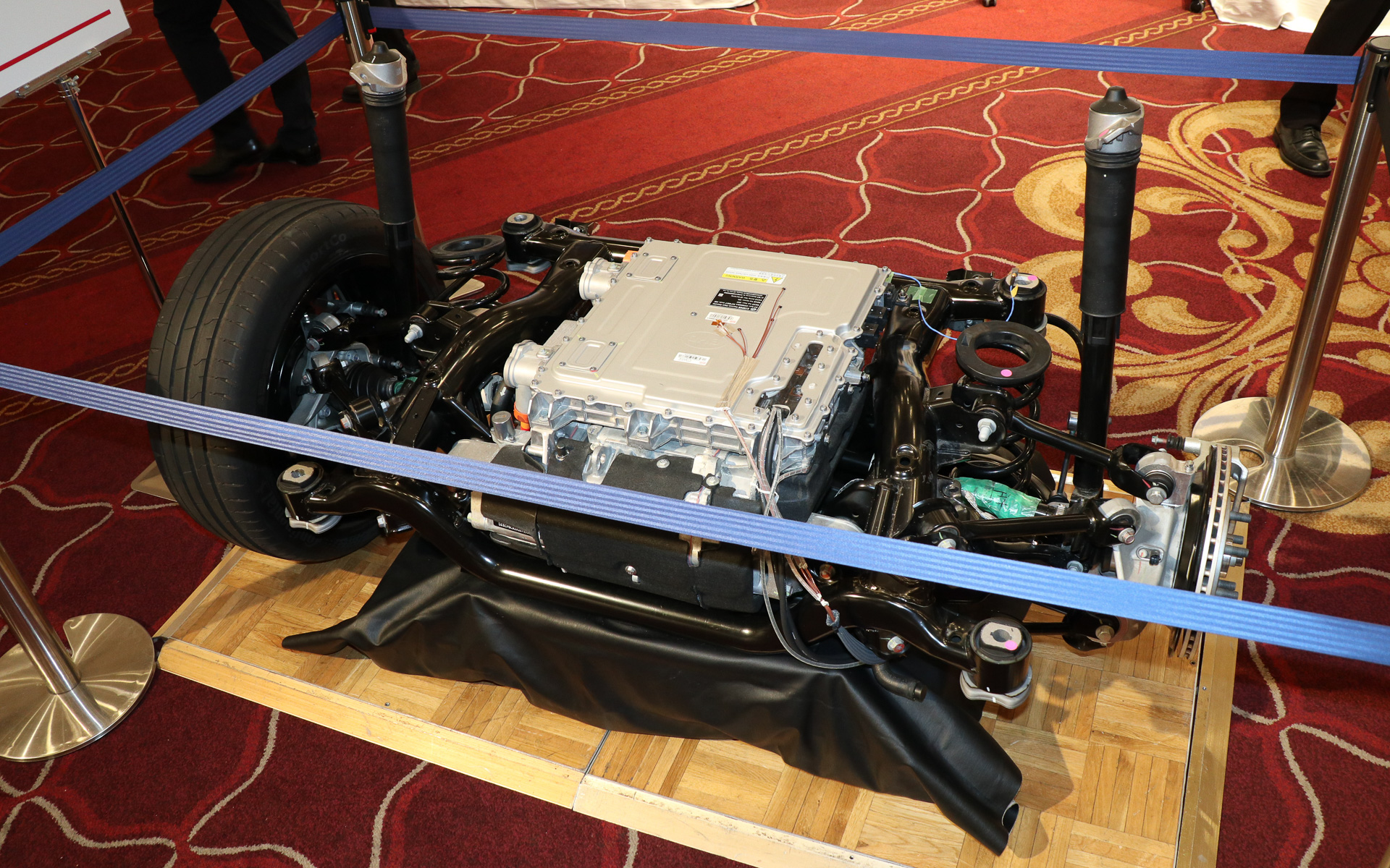 会場には解析が行なわれた海豹のリアコンポーネントを展示。ピンクのシールが貼られた位置にセンサーが設置されて振動が計測された