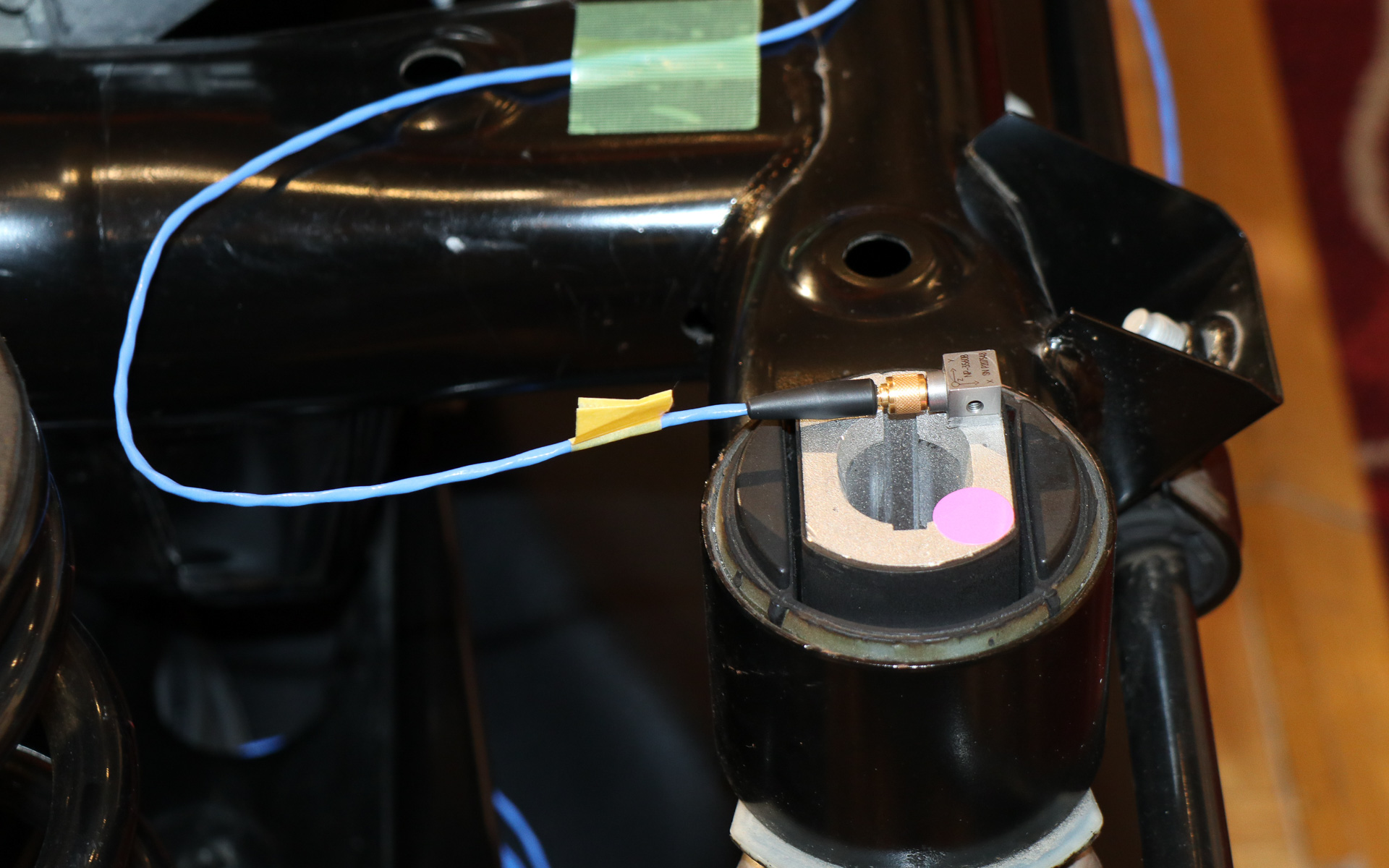 会場には解析が行なわれた海豹のリアコンポーネントを展示。ピンクのシールが貼られた位置にセンサーが設置されて振動が計測された