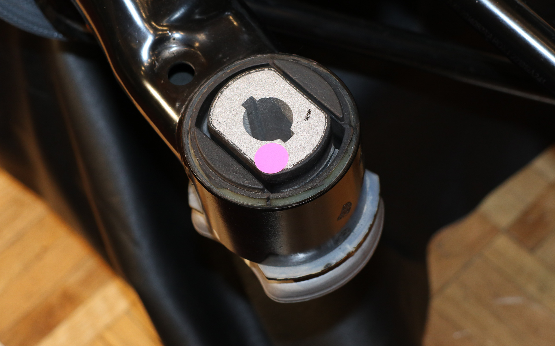 会場には解析が行なわれた海豹のリアコンポーネントを展示。ピンクのシールが貼られた位置にセンサーが設置されて振動が計測された