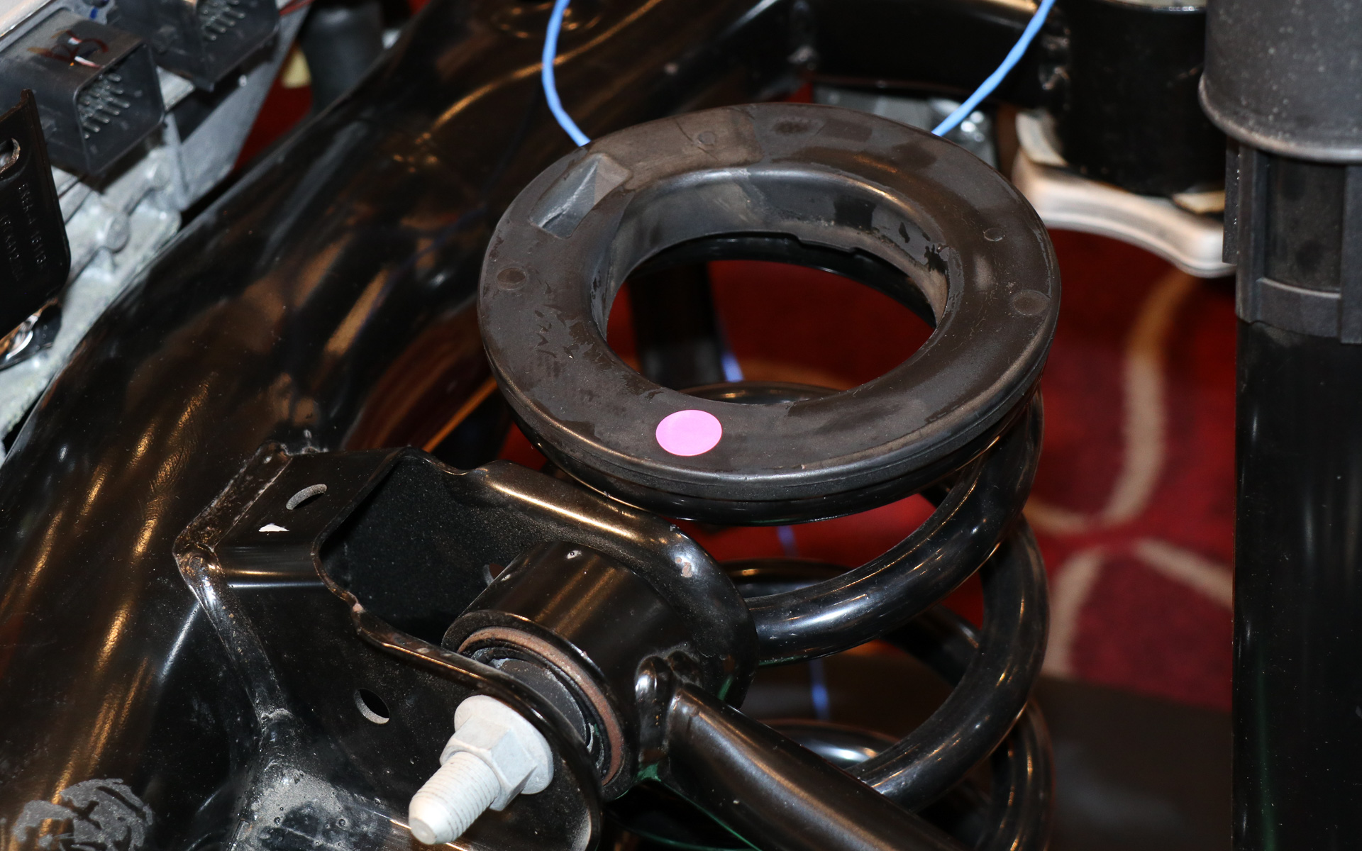 会場には解析が行なわれた海豹のリアコンポーネントを展示。ピンクのシールが貼られた位置にセンサーが設置されて振動が計測された