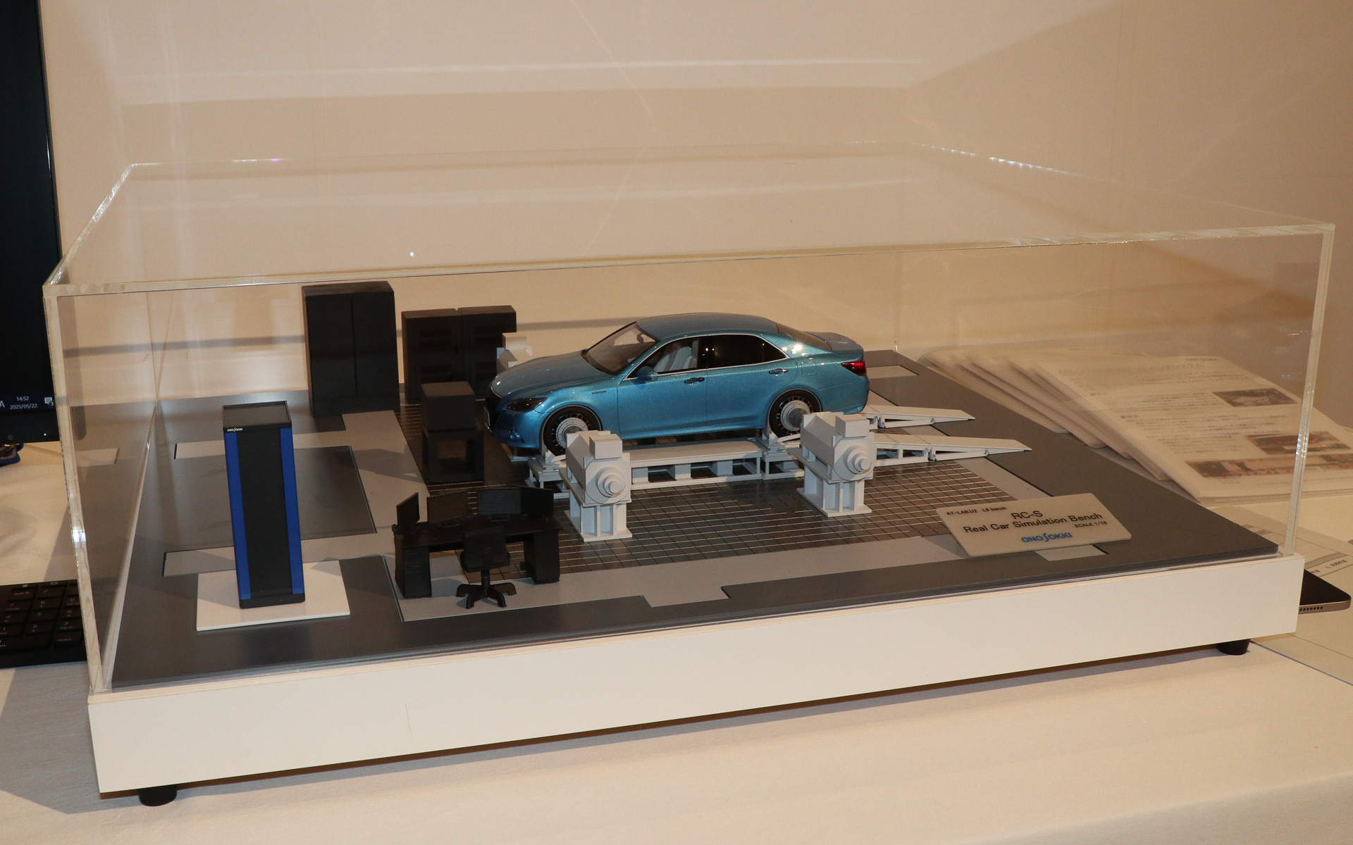 会場にはAD/ADAS開発向けVILベンチを紹介する模型が展示されていた