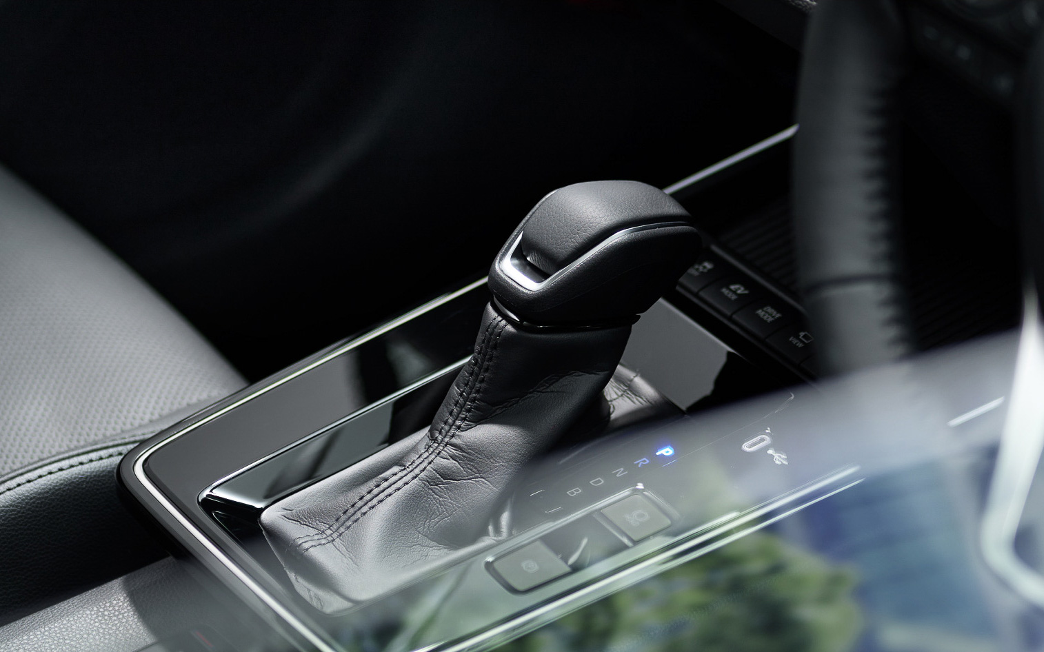 センターコンソールパネル（ピアノブラック＋LEDランプ付）・シフトノブベゼル（サテンメッキ）