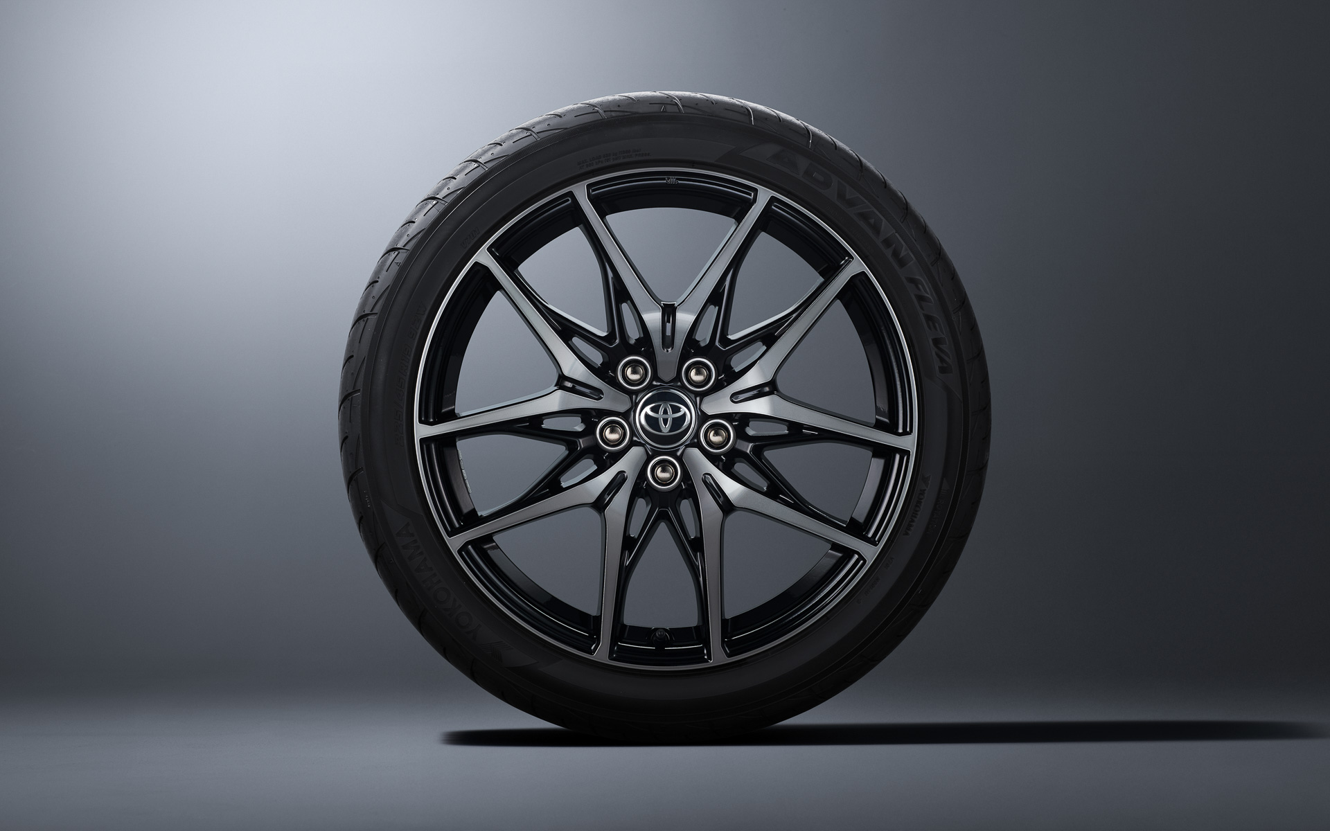 225/45R19タイヤ（横浜ゴム ADVAN FLEVA）＆専用19×7.5Jアルミホイール（ダーククリア切削光輝＋ブラック塗装/センターオーナメント/ブラック塗装ホイールナット付）