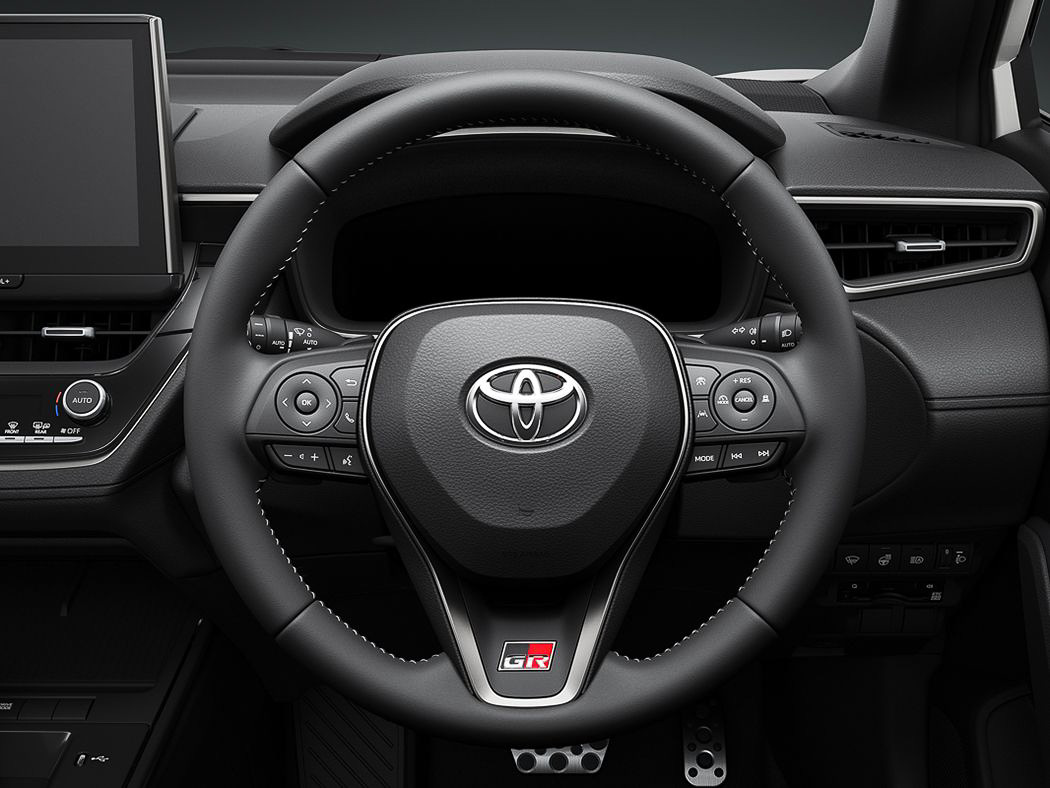 専用本革巻き3本スポークステアリングホイール（グレーステッチ/スモークシルバーメタリック加飾/GRロゴ付）