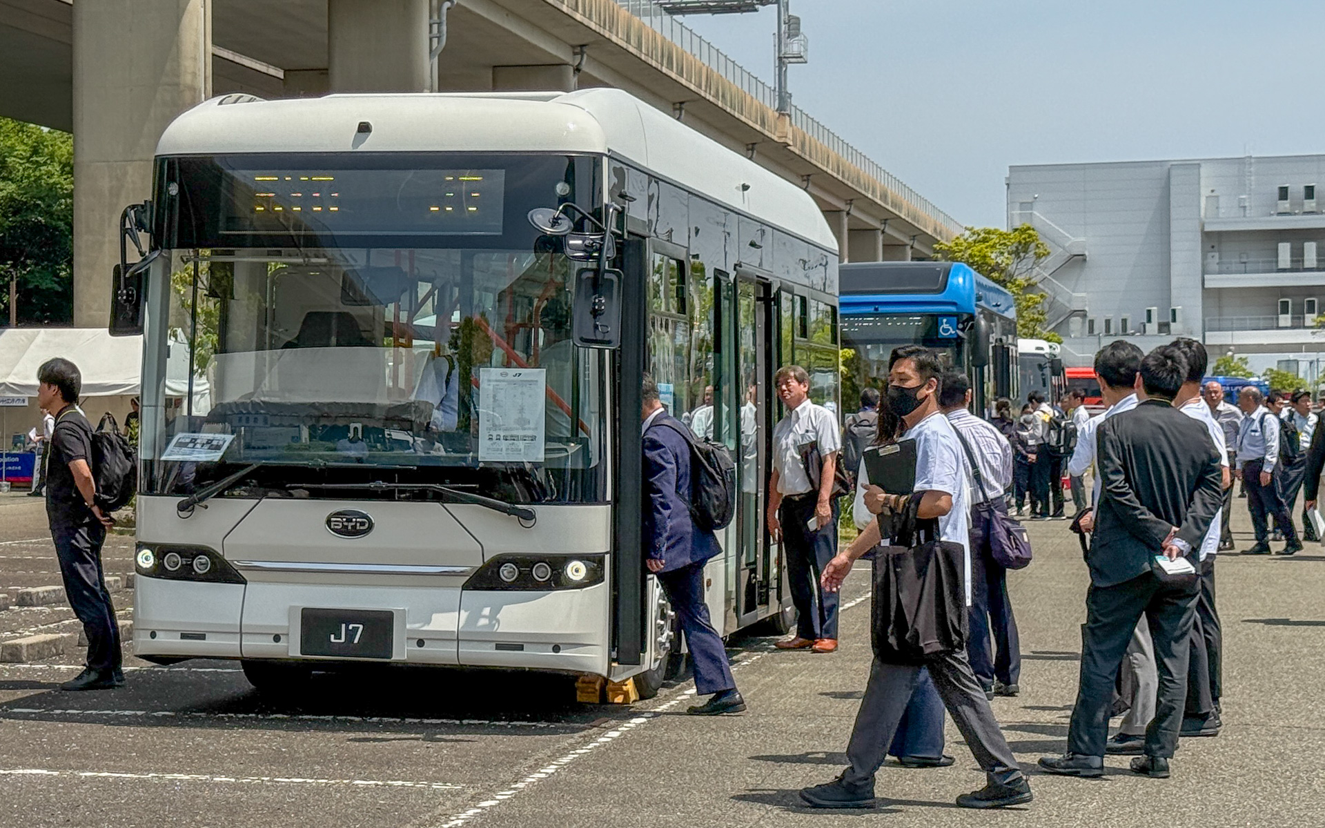 「2025 バステクフォラーム」出展された中型EVバス「J7」