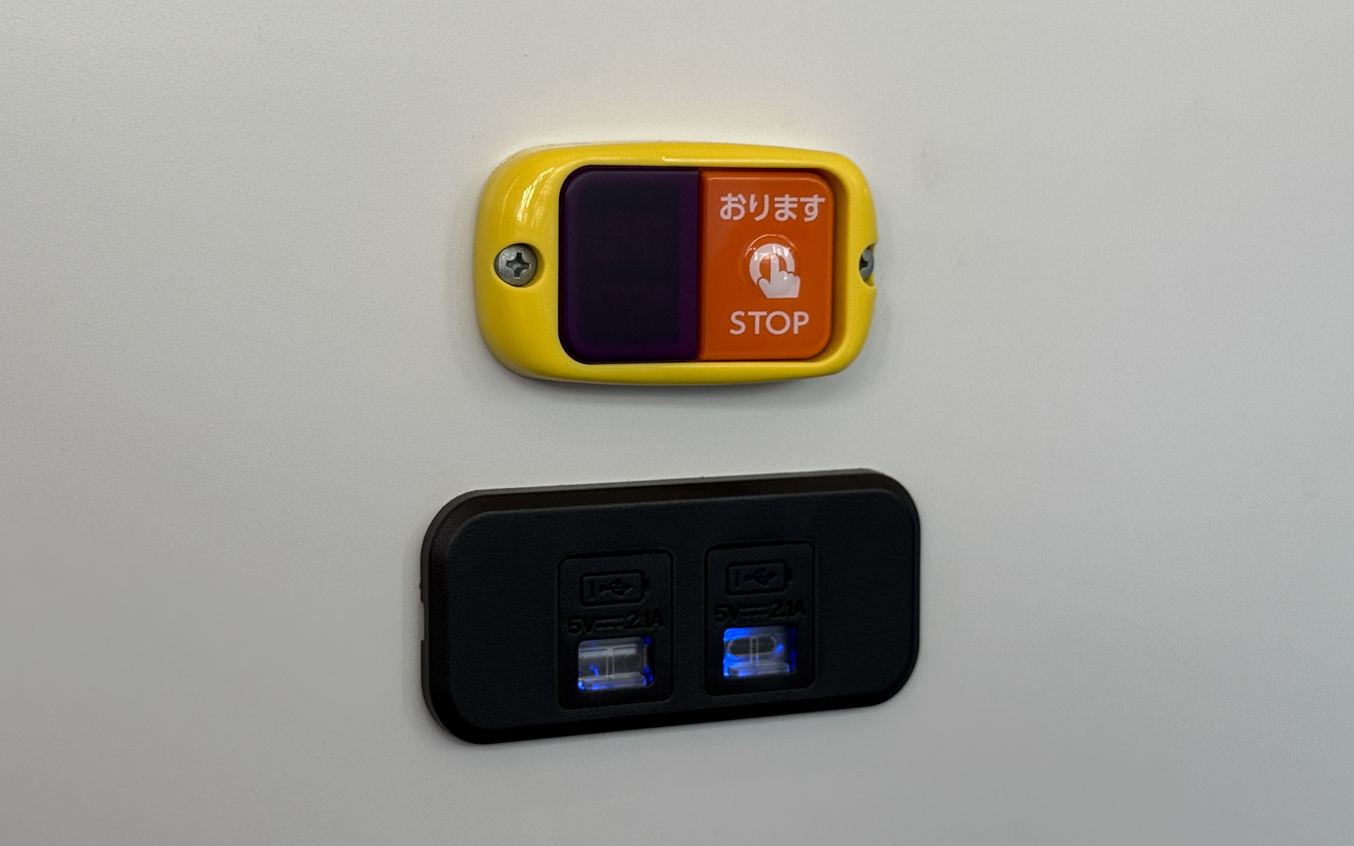 車内にはUSBの充電端子が用意されている