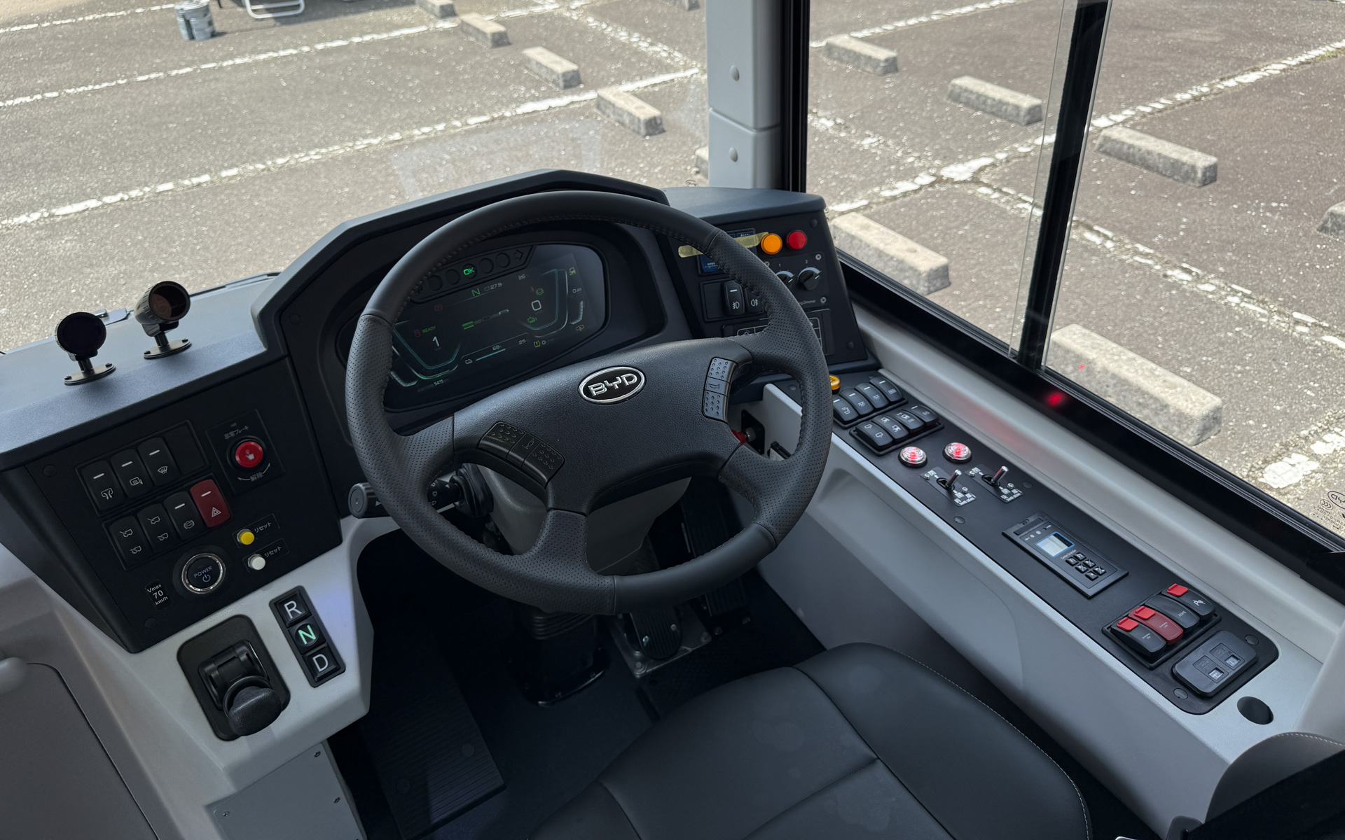 中型EVバス「J7」の運転席