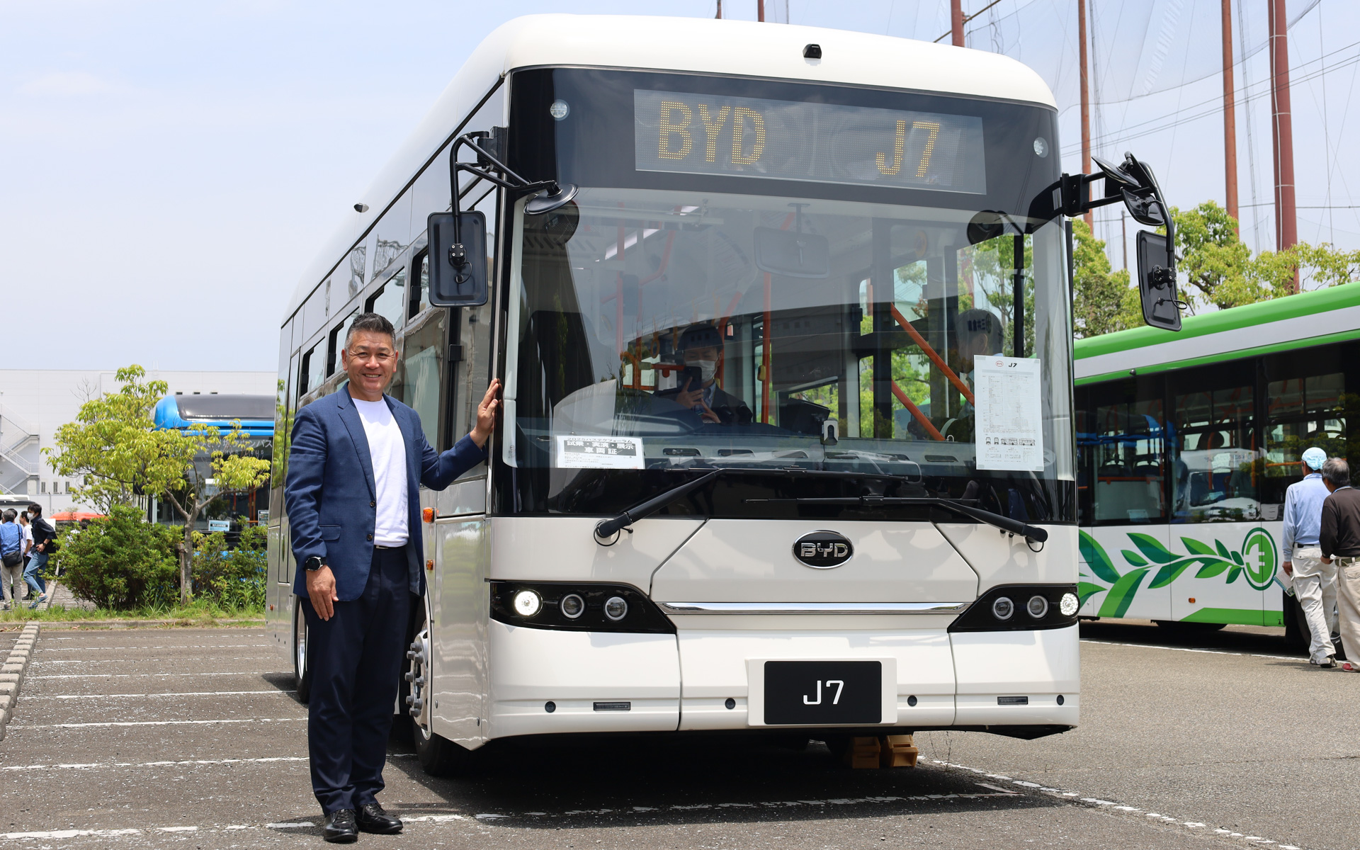 BYDの中型EVバス「J7」とBYD Japan株式会社 執行役員 副社長の石井澄人氏