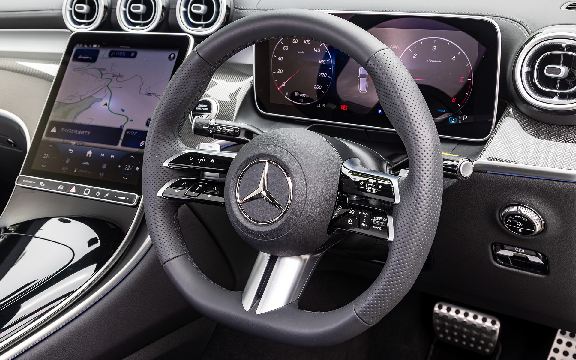 インテリアでは本革のような質感が楽しめるレザーARTICOを用意し、カラーは標準仕様のブラックに加え、AMGラインパッケージにはネバグレー/ブラックも設定。インテリアトリムは標準仕様にシルバーグレーダイヤモンドインテリアトリムを、AMGラインパッケージではメタルウィーブインテリアトリムをそれぞれGLCとして初採用した