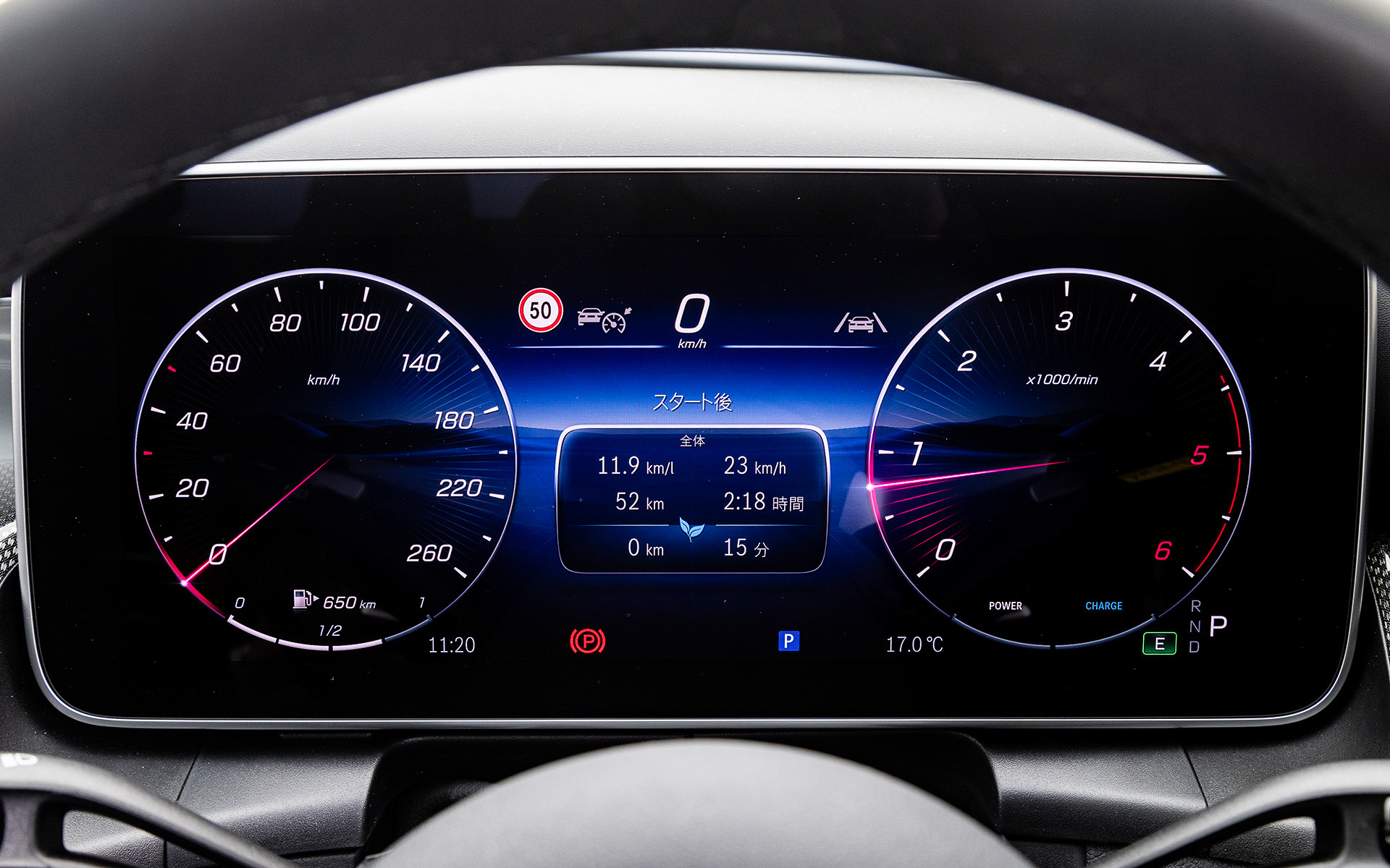 インテリアでは本革のような質感が楽しめるレザーARTICOを用意し、カラーは標準仕様のブラックに加え、AMGラインパッケージにはネバグレー/ブラックも設定。インテリアトリムは標準仕様にシルバーグレーダイヤモンドインテリアトリムを、AMGラインパッケージではメタルウィーブインテリアトリムをそれぞれGLCとして初採用した