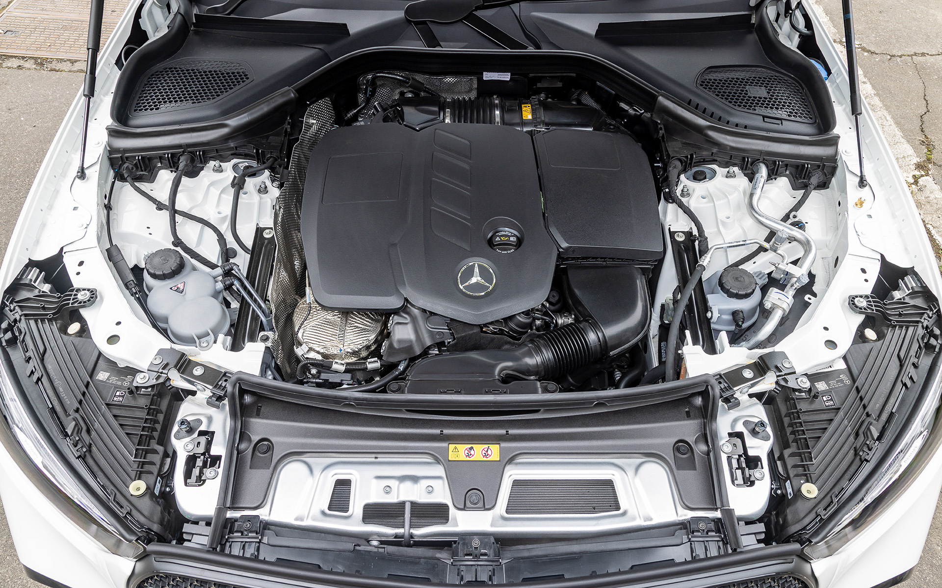 エンジンは最高出力145kW（197PS）/3600rpm、最大トルク440Nm/1800-2800rpmを発生する直列4気筒2.0リッタークリーンディーゼルターボ「OM654M」型を搭載。48VマイルドハイブリッドはISG（スタータージェネレーター）で17kW（23PS）/205Nmの出力を持ち、ディーゼルエンジンをサポート