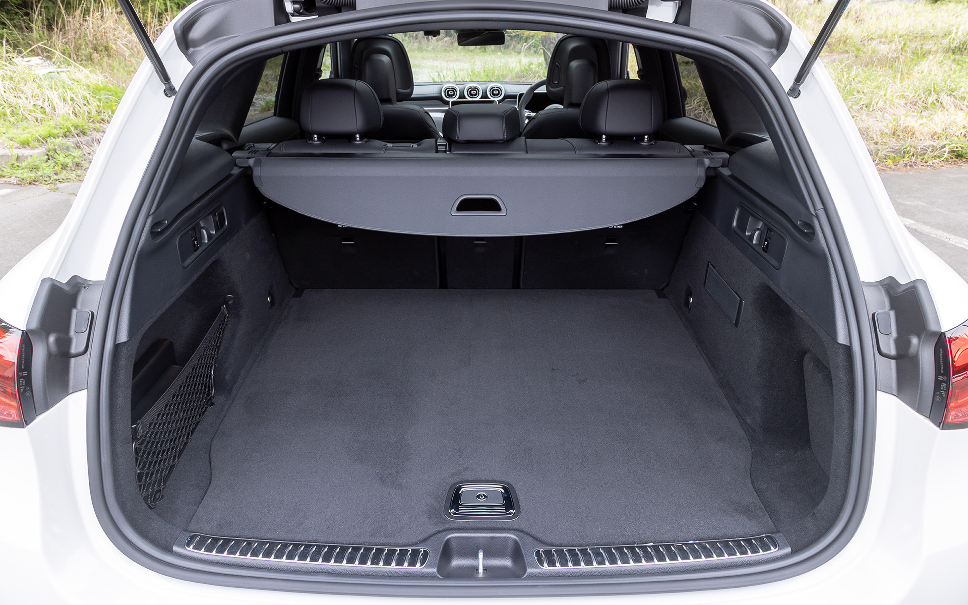 インテリアでは本革のような質感が楽しめるレザーARTICOを用意し、カラーは標準仕様のブラックに加え、AMGラインパッケージにはネバグレー/ブラックも設定。インテリアトリムは標準仕様にシルバーグレーダイヤモンドインテリアトリムを、AMGラインパッケージではメタルウィーブインテリアトリムをそれぞれGLCとして初採用した