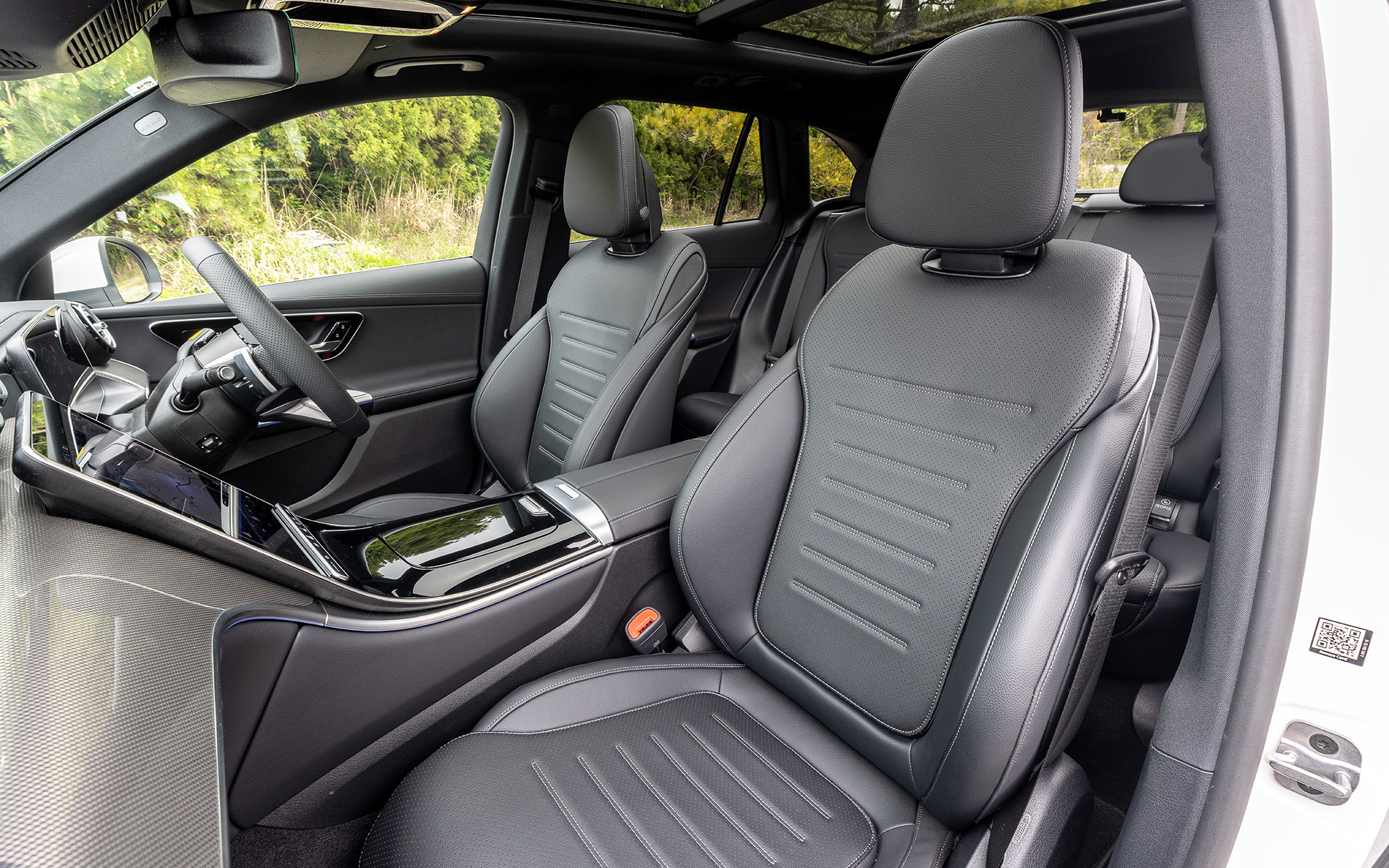 インテリアでは本革のような質感が楽しめるレザーARTICOを用意し、カラーは標準仕様のブラックに加え、AMGラインパッケージにはネバグレー/ブラックも設定。インテリアトリムは標準仕様にシルバーグレーダイヤモンドインテリアトリムを、AMGラインパッケージではメタルウィーブインテリアトリムをそれぞれGLCとして初採用した