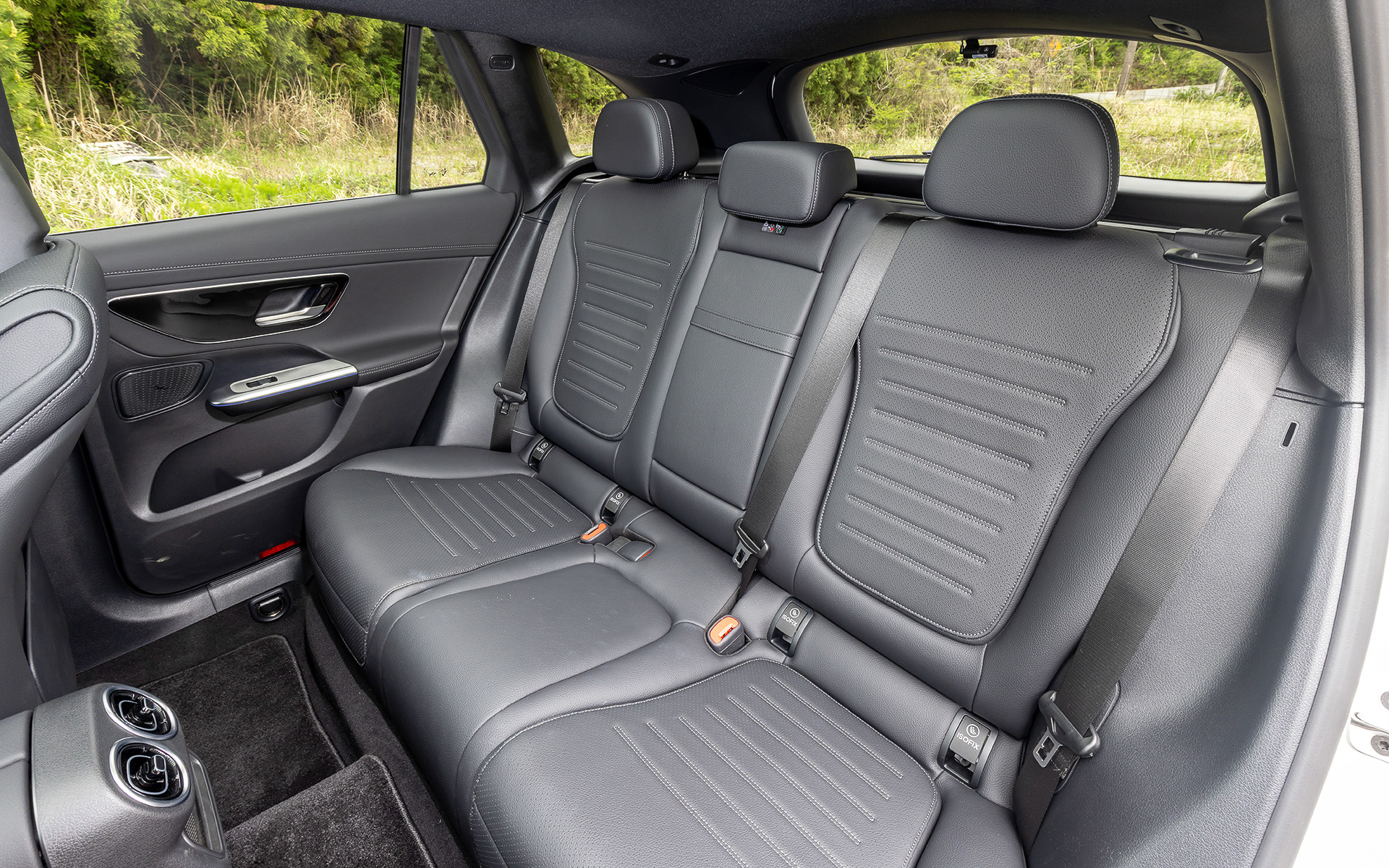 インテリアでは本革のような質感が楽しめるレザーARTICOを用意し、カラーは標準仕様のブラックに加え、AMGラインパッケージにはネバグレー/ブラックも設定。インテリアトリムは標準仕様にシルバーグレーダイヤモンドインテリアトリムを、AMGラインパッケージではメタルウィーブインテリアトリムをそれぞれGLCとして初採用した