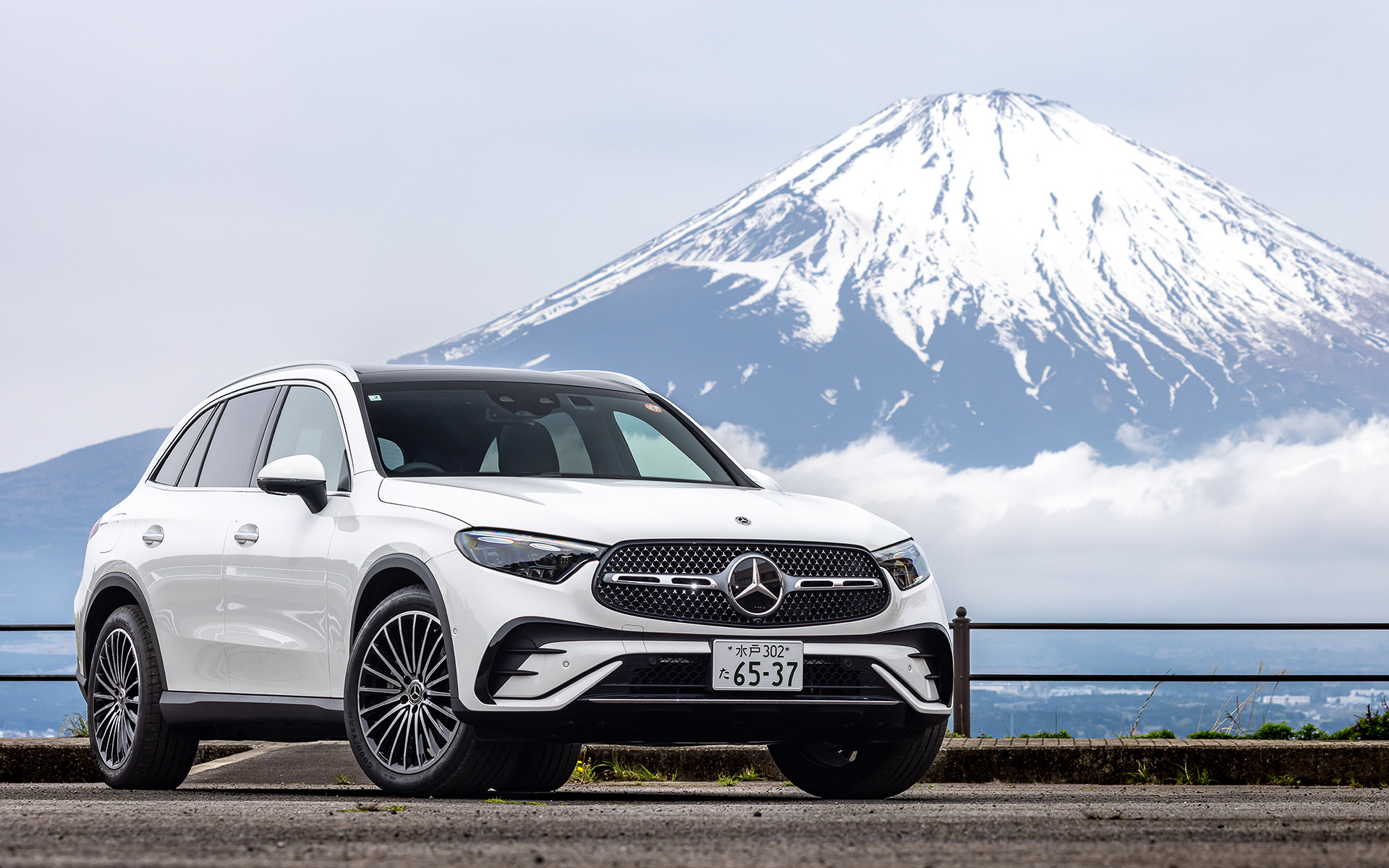 今回試乗したのは2025年3月に発売となった、GLCの新エントリーモデル「GLC 220 d 4MATIC Core（ISG）」。SUVとしてのコアバリューはそのままに、ボディカラーを3色設定としたこと、オプションをAMGラインパッケージとパノラミックスライディングルーフの2つに絞ったことで戦略的な価格（819万円）を実現。ボディサイズは4720×1890×1640mm（全長×全幅×全高）