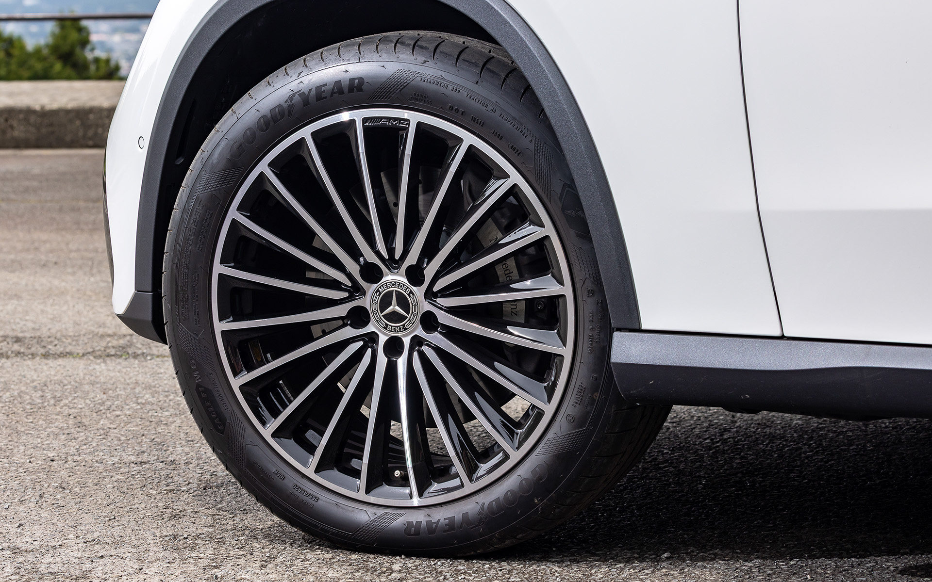 足下は20インチアルミホイールにグッドイヤー「イーグルF1」（255/45R20）の組み合わせ