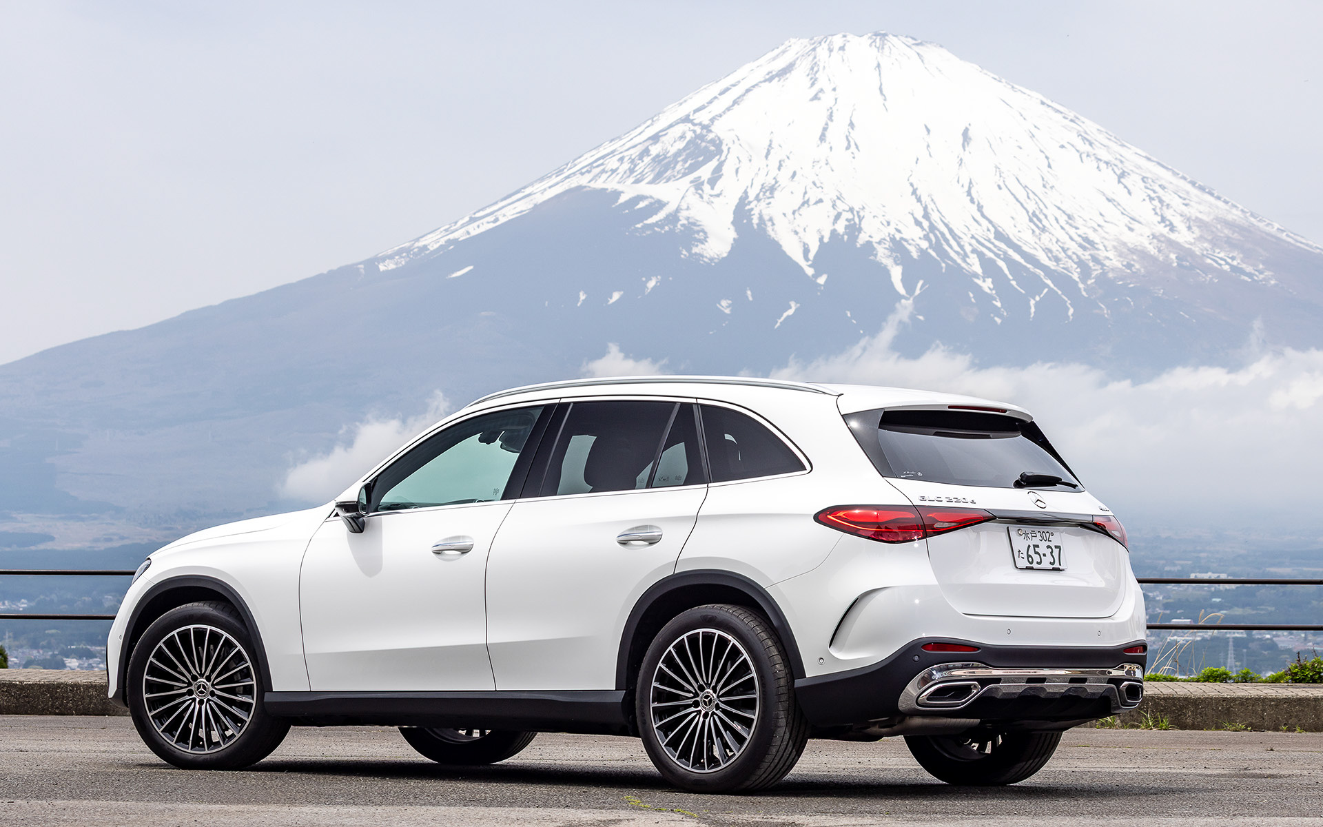 今回試乗したのは2025年3月に発売となった、GLCの新エントリーモデル「GLC 220 d 4MATIC Core（ISG）」。SUVとしてのコアバリューはそのままに、ボディカラーを3色設定としたこと、オプションをAMGラインパッケージとパノラミックスライディングルーフの2つに絞ったことで戦略的な価格（819万円）を実現。ボディサイズは4720×1890×1640mm（全長×全幅×全高）